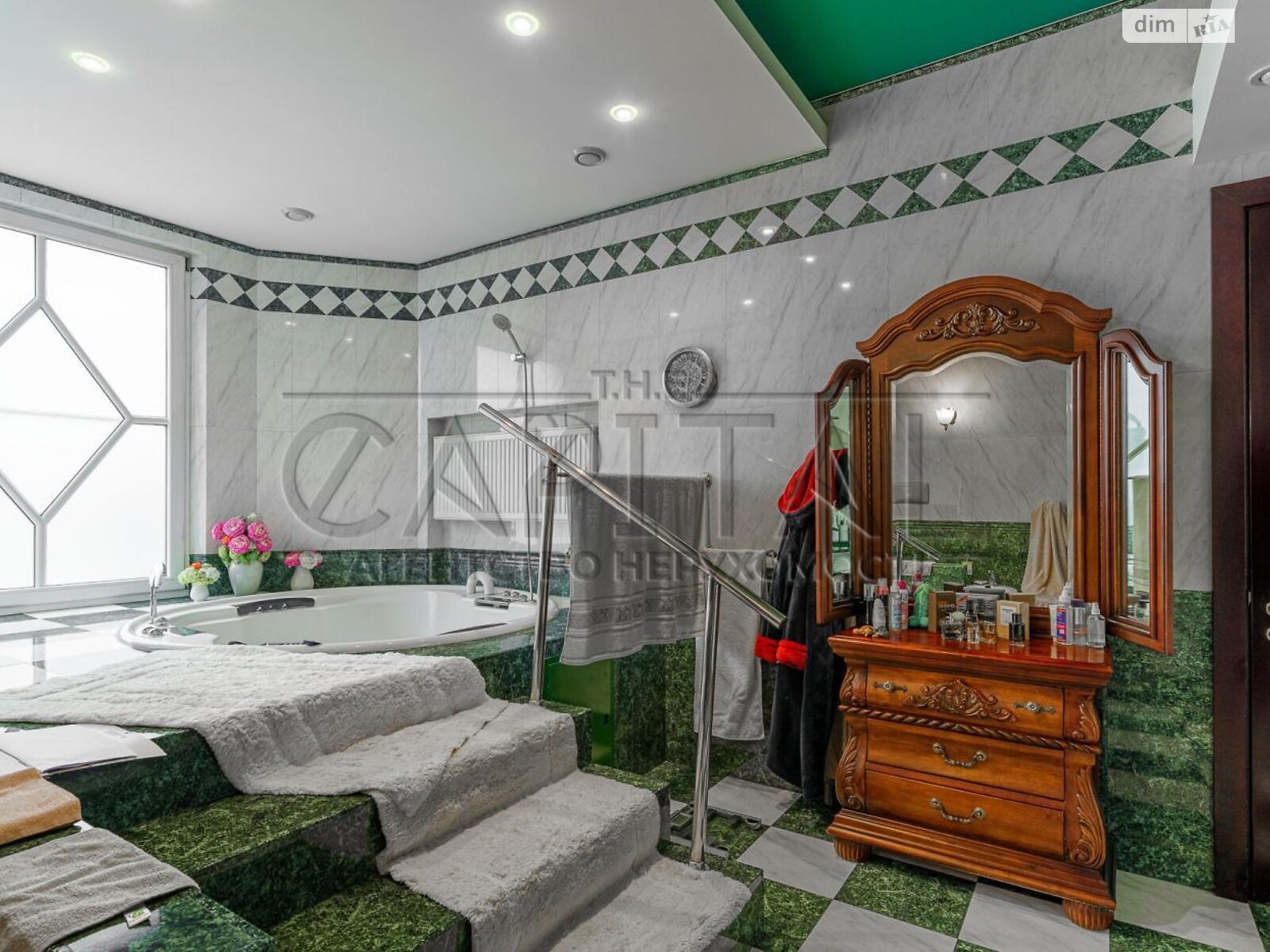 триповерховий будинок з верандою, 917 кв. м, цегла. Продаж у Козині фото 1 триповерховий будинок з верандою, 917 кв. м, цегла. Продаж у Козині фото 1