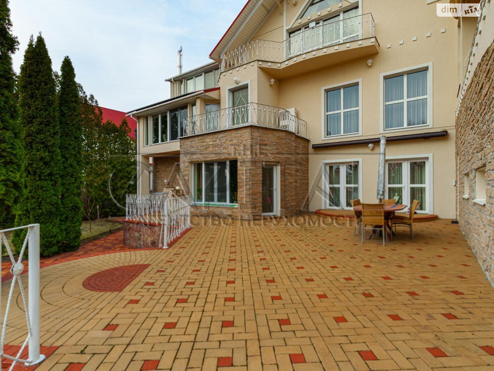 триповерховий будинок з верандою, 917 кв. м, цегла. Продаж у Козині фото 1 триповерховий будинок з верандою, 917 кв. м, цегла. Продаж у Козині фото 1