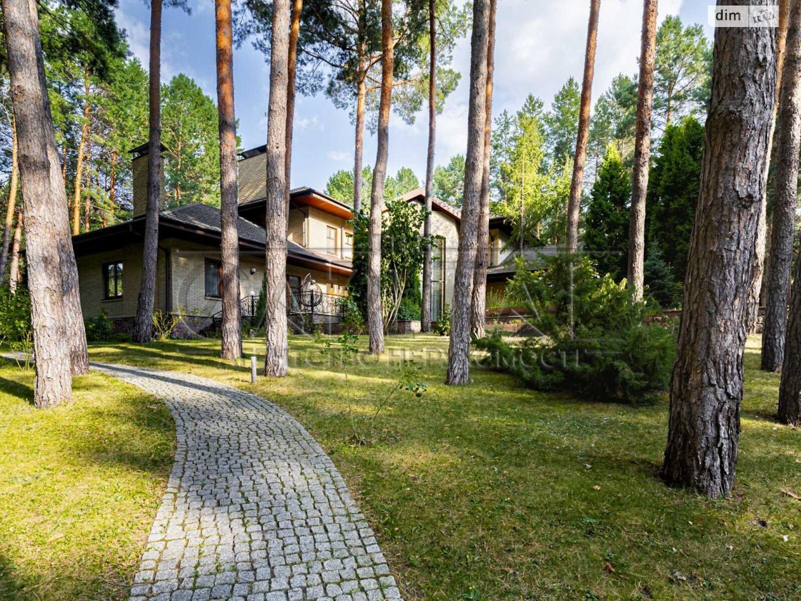 двухэтажный дом с гаражом, 700 кв. м, кирпич. Продажа в Козине фото 1 двухэтажный дом с гаражом, 700 кв. м, кирпич. Продажа в Козине фото 1