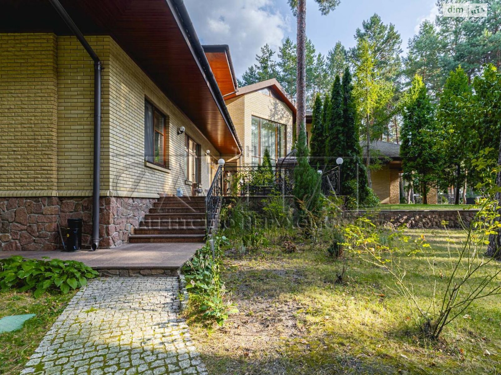 двухэтажный дом с гаражом, 700 кв. м, кирпич. Продажа в Козине фото 1 двухэтажный дом с гаражом, 700 кв. м, кирпич. Продажа в Козине фото 1