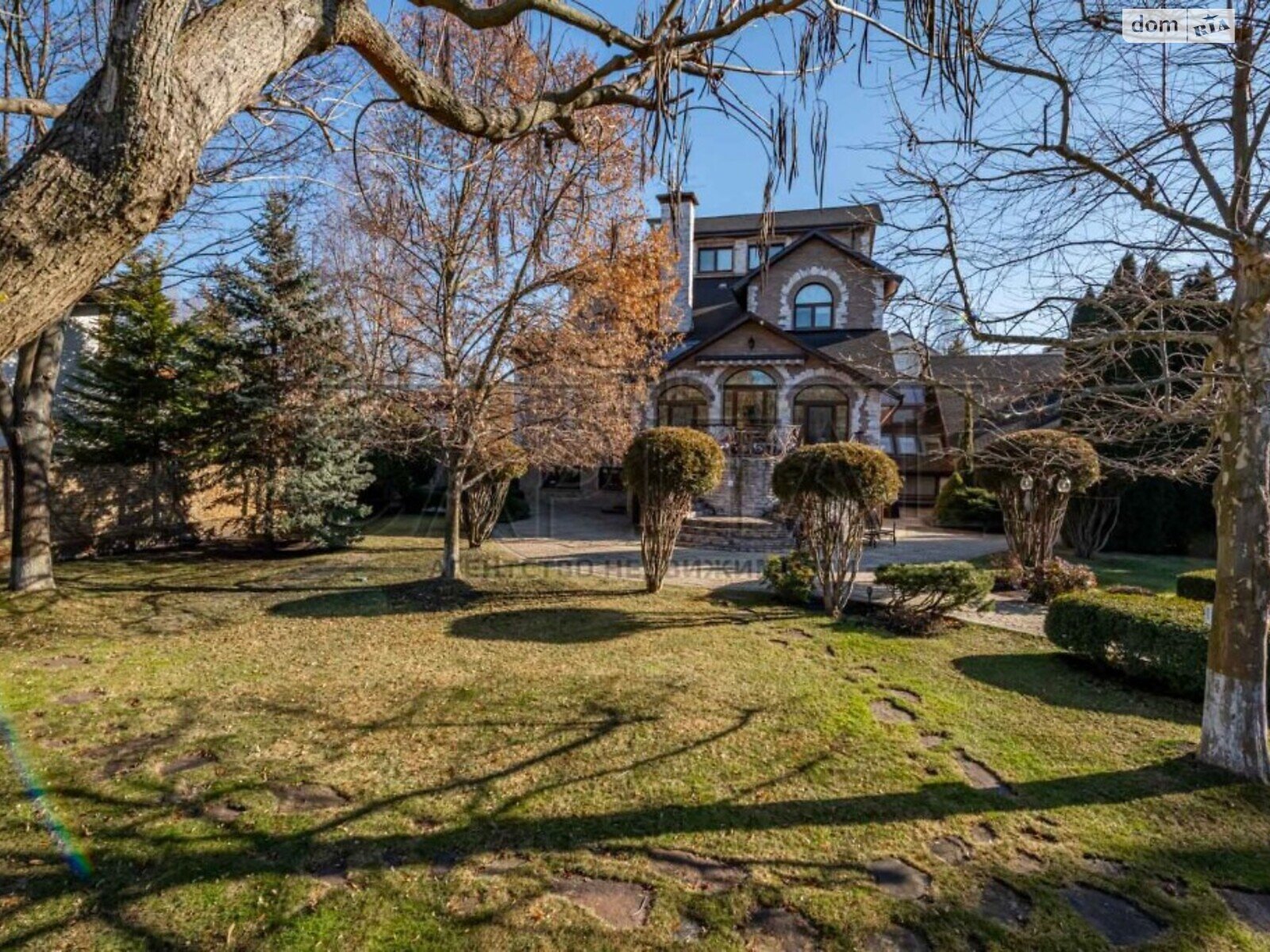 триповерховий будинок, 815 кв. м, цегла. Продаж у Козині фото 1 триповерховий будинок, 815 кв. м, цегла. Продаж у Козині фото 1