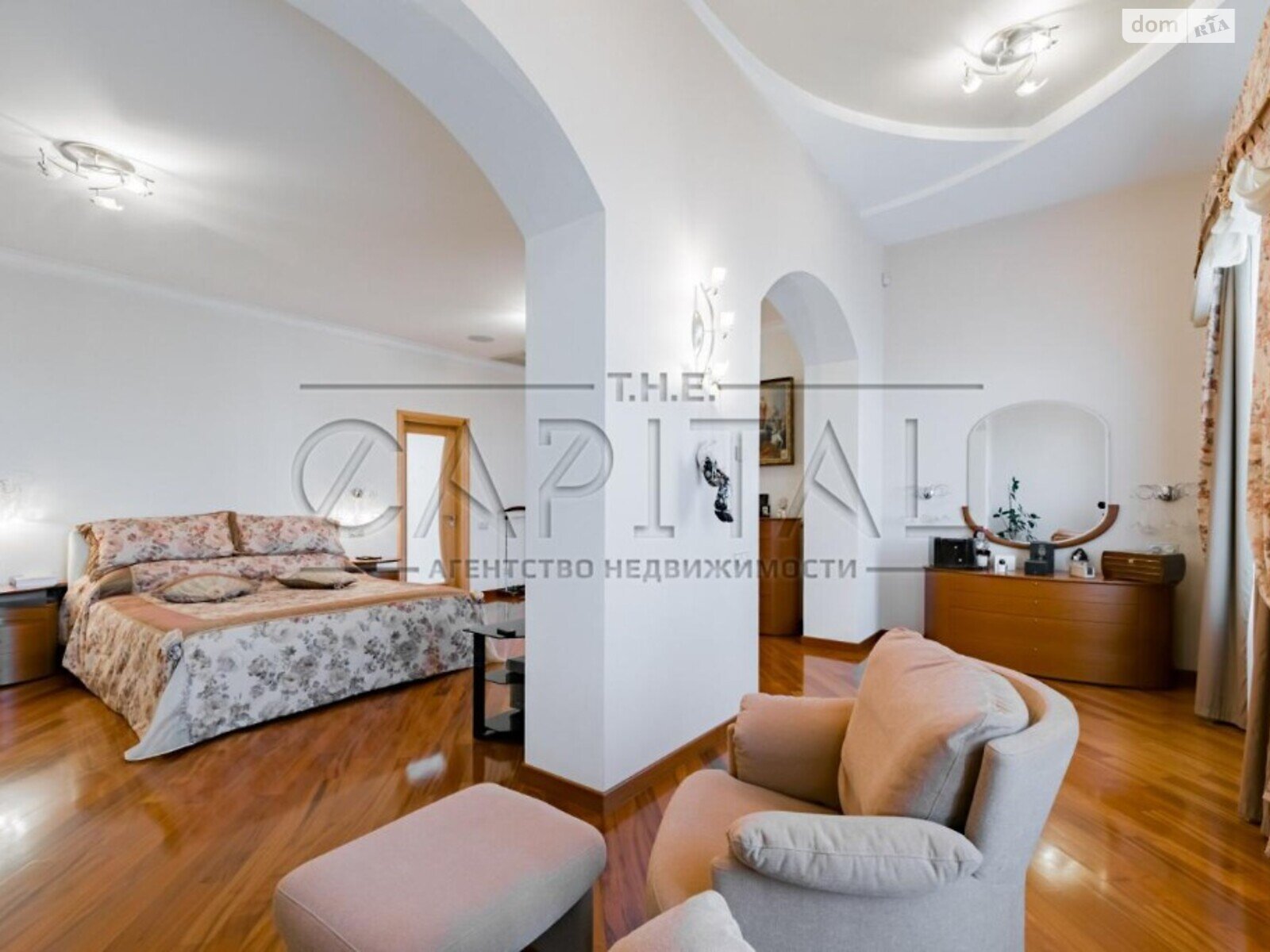 триповерховий будинок, 815 кв. м, цегла. Продаж у Козині фото 1 триповерховий будинок, 815 кв. м, цегла. Продаж у Козині фото 1