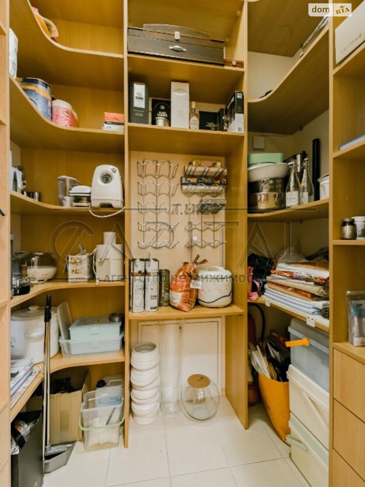 триповерховий будинок, 815 кв. м, цегла. Продаж у Козині фото 1 триповерховий будинок, 815 кв. м, цегла. Продаж у Козині фото 1