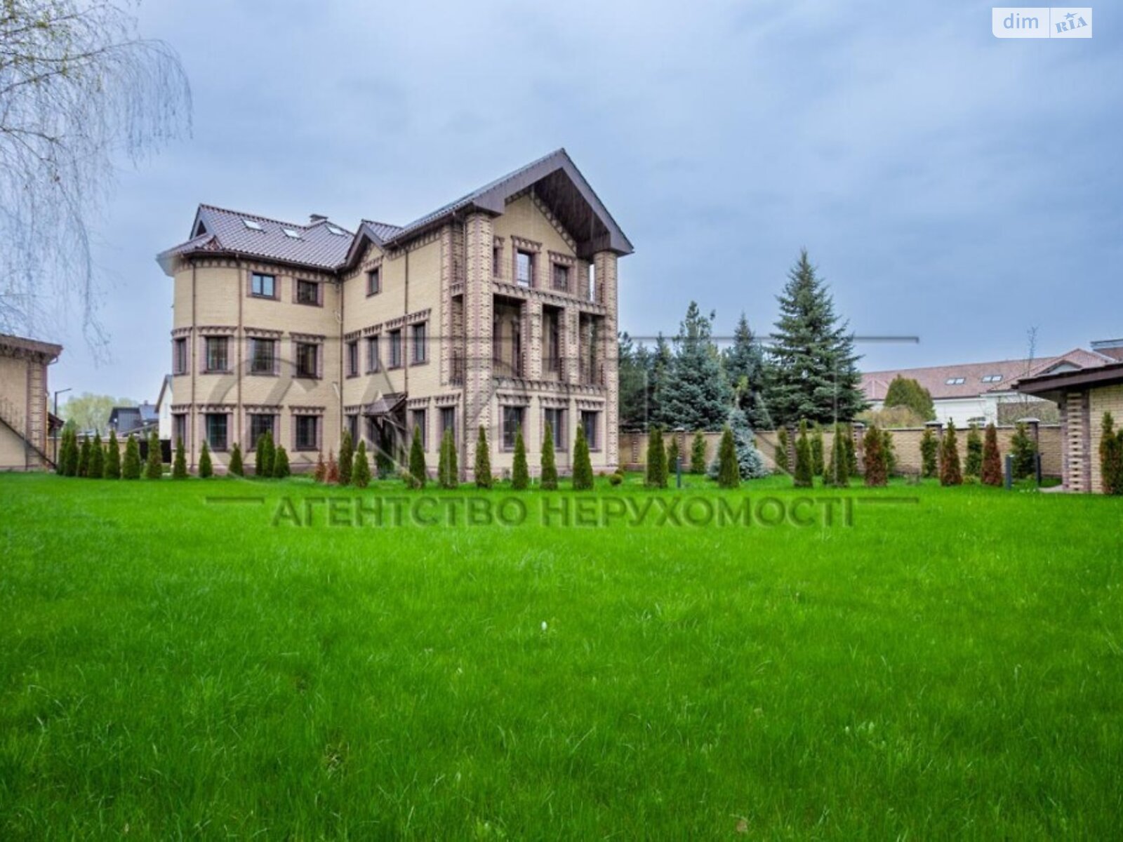 трехэтажный дом, 635 кв. м, кирпич. Продажа в Козине фото 1 трехэтажный дом, 635 кв. м, кирпич. Продажа в Козине фото 1