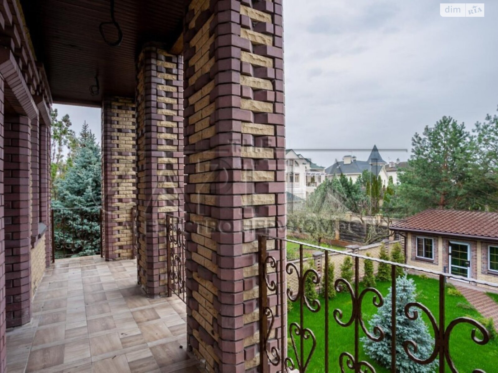 трехэтажный дом, 635 кв. м, кирпич. Продажа в Козине фото 1 трехэтажный дом, 635 кв. м, кирпич. Продажа в Козине фото 1