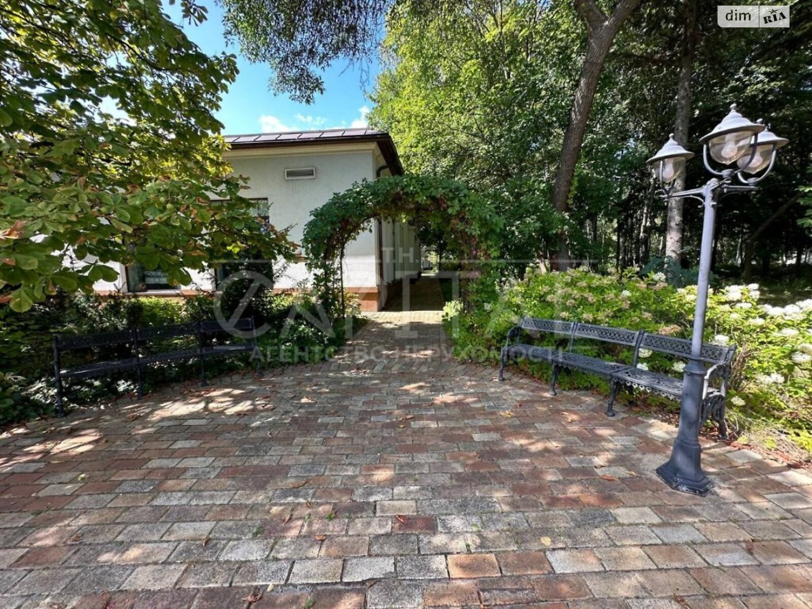 двухэтажный дом, 1500 кв. м, кирпич. Продажа в Козине фото 1