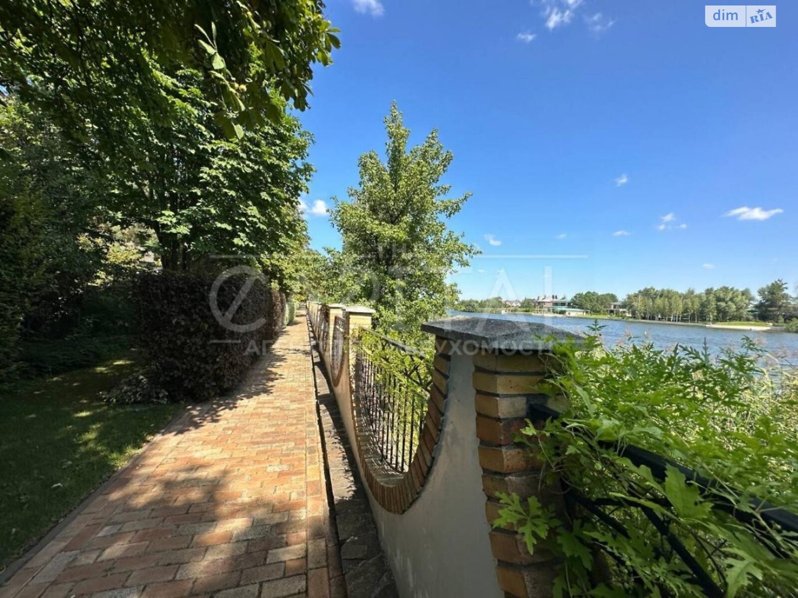 двухэтажный дом, 1500 кв. м, кирпич. Продажа в Козине фото 1