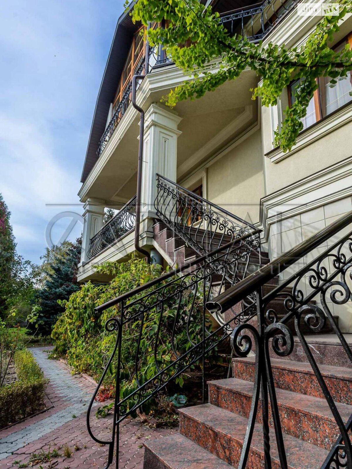 триповерховий будинок з гаражем, 490 кв. м, цегла. Продаж у Козині фото 1 триповерховий будинок з гаражем, 490 кв. м, цегла. Продаж у Козині фото 1