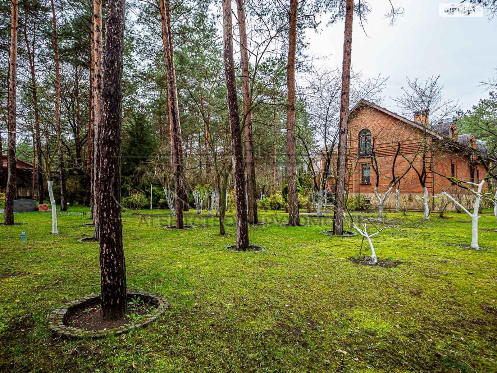 триповерховий будинок, 2300 кв. м, цегла. Продаж у Козині фото 1 триповерховий будинок, 2300 кв. м, цегла. Продаж у Козині фото 1
