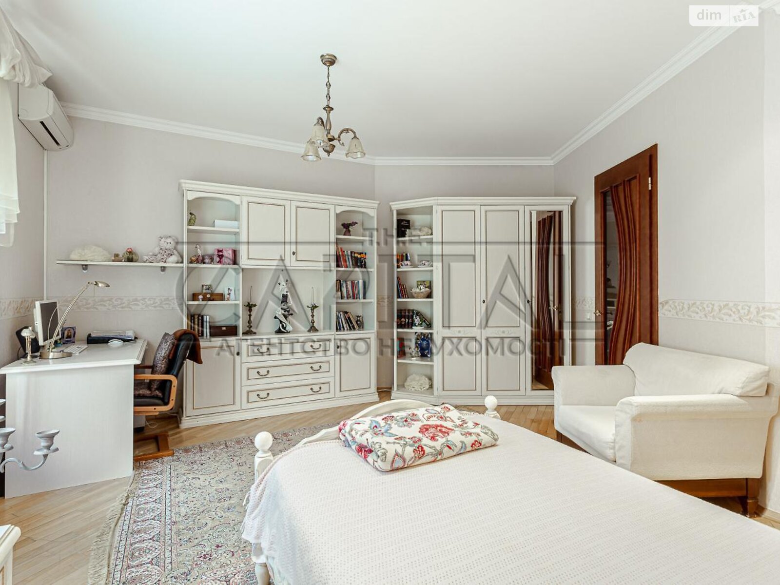 триповерховий будинок, 2300 кв. м, цегла. Продаж у Козині фото 1 триповерховий будинок, 2300 кв. м, цегла. Продаж у Козині фото 1
