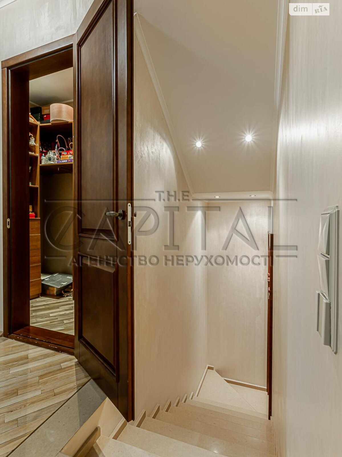 триповерховий будинок, 2300 кв. м, цегла. Продаж у Козині фото 1 триповерховий будинок, 2300 кв. м, цегла. Продаж у Козині фото 1