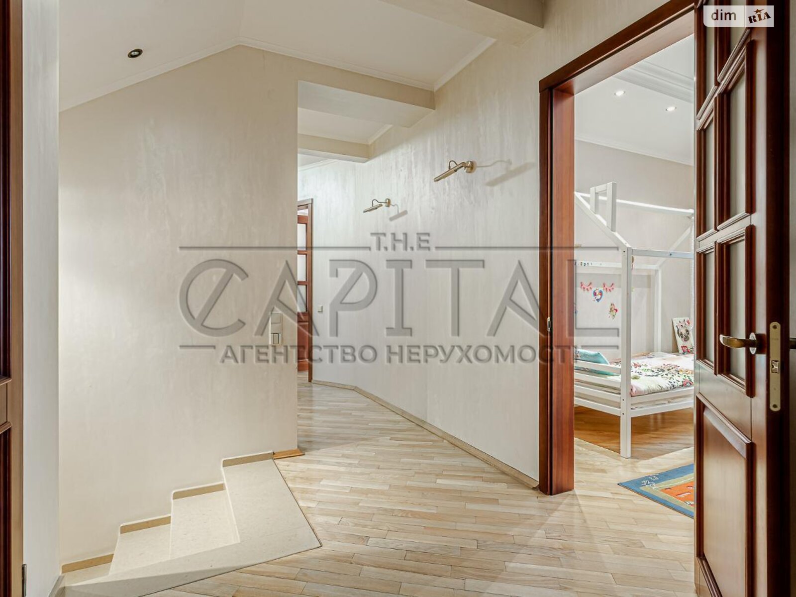триповерховий будинок, 2300 кв. м, цегла. Продаж у Козині фото 1 триповерховий будинок, 2300 кв. м, цегла. Продаж у Козині фото 1