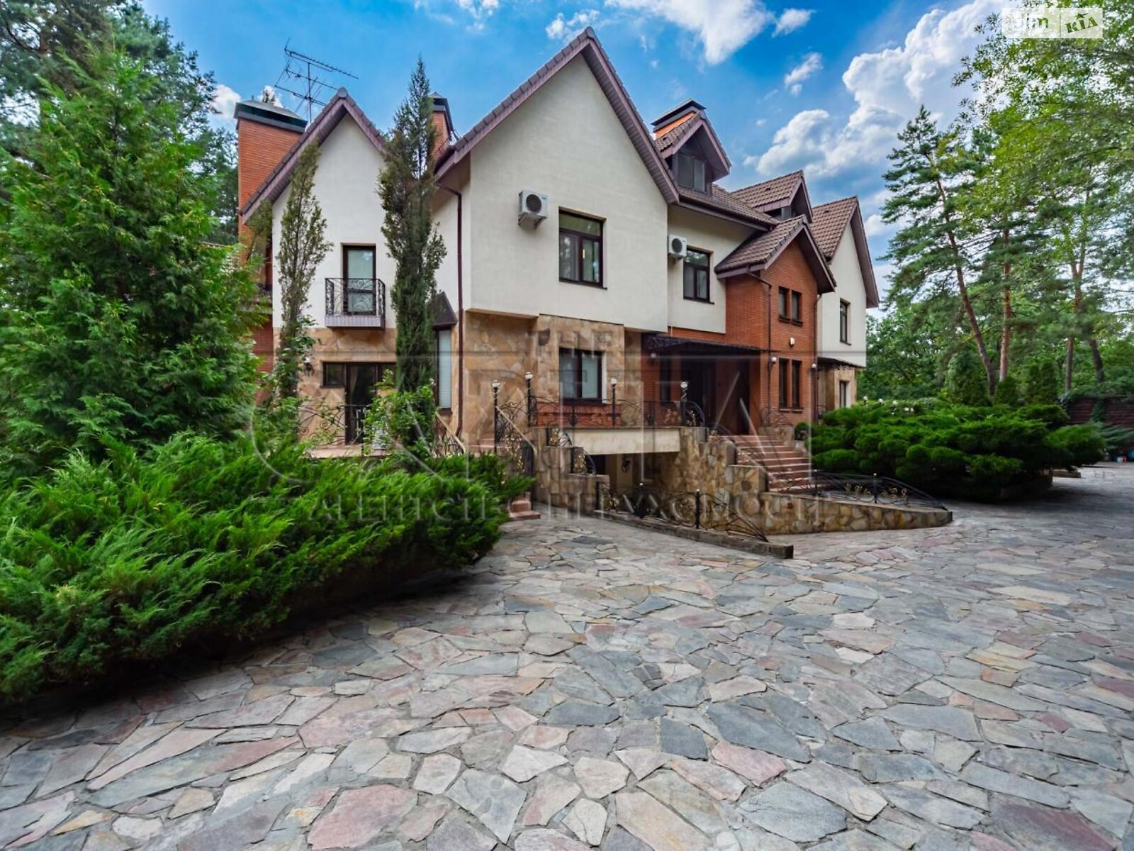 триповерховий будинок, 2300 кв. м, цегла. Продаж у Козині фото 1 триповерховий будинок, 2300 кв. м, цегла. Продаж у Козині фото 1