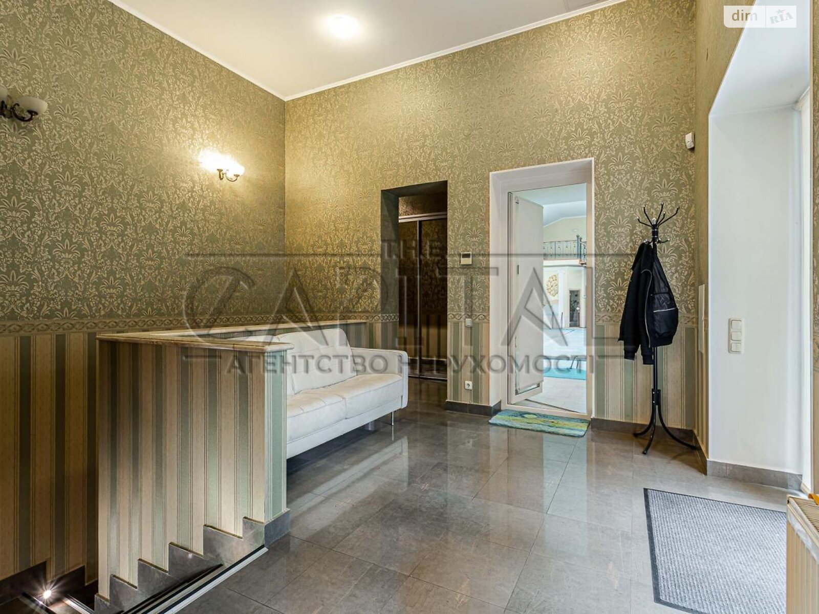 триповерховий будинок, 2300 кв. м, цегла. Продаж у Козині фото 1 триповерховий будинок, 2300 кв. м, цегла. Продаж у Козині фото 1