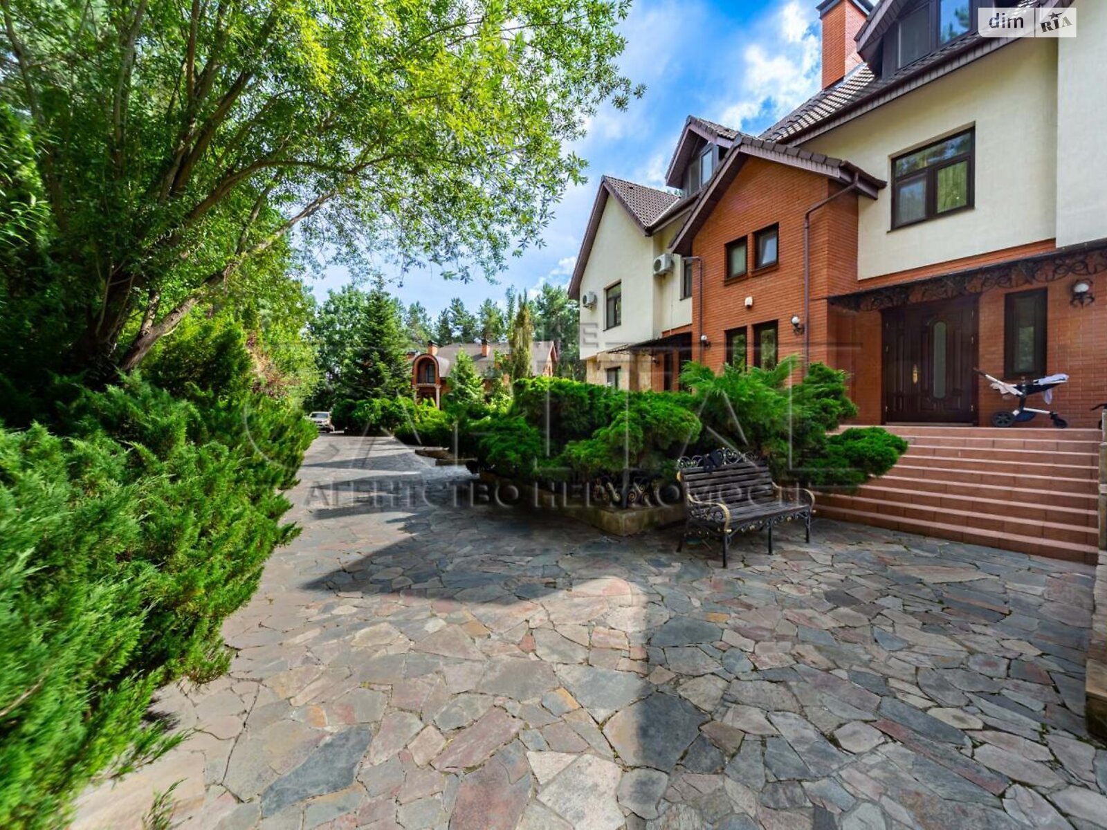 триповерховий будинок, 2300 кв. м, цегла. Продаж у Козині фото 1 триповерховий будинок, 2300 кв. м, цегла. Продаж у Козині фото 1