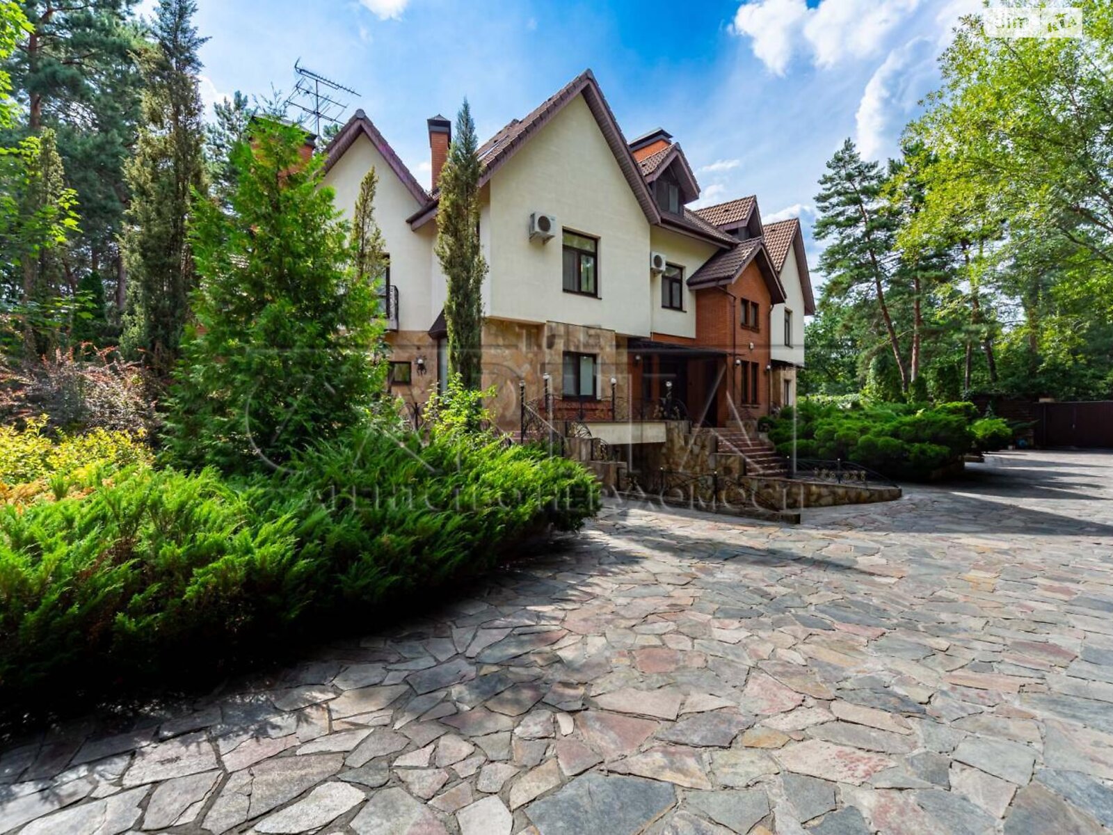 триповерховий будинок, 2300 кв. м, цегла. Продаж у Козині фото 1 триповерховий будинок, 2300 кв. м, цегла. Продаж у Козині фото 1