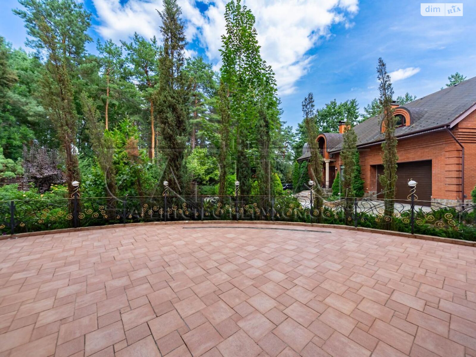 триповерховий будинок, 2300 кв. м, цегла. Продаж у Козині фото 1 триповерховий будинок, 2300 кв. м, цегла. Продаж у Козині фото 1