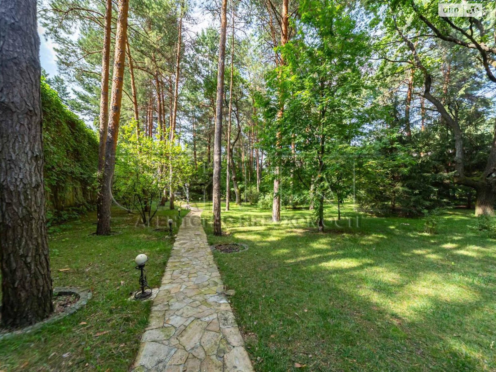 триповерховий будинок, 2300 кв. м, цегла. Продаж у Козині фото 1 триповерховий будинок, 2300 кв. м, цегла. Продаж у Козині фото 1