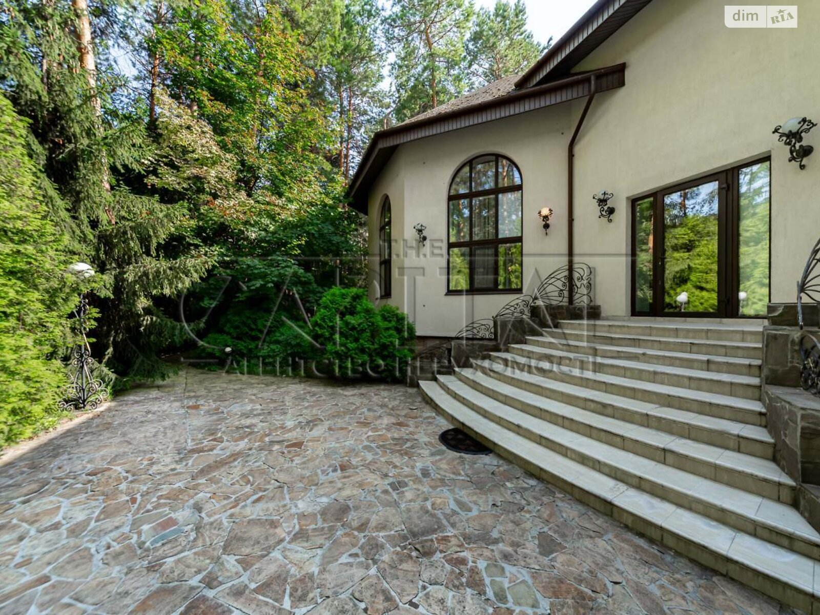 триповерховий будинок, 2300 кв. м, цегла. Продаж у Козині фото 1 триповерховий будинок, 2300 кв. м, цегла. Продаж у Козині фото 1