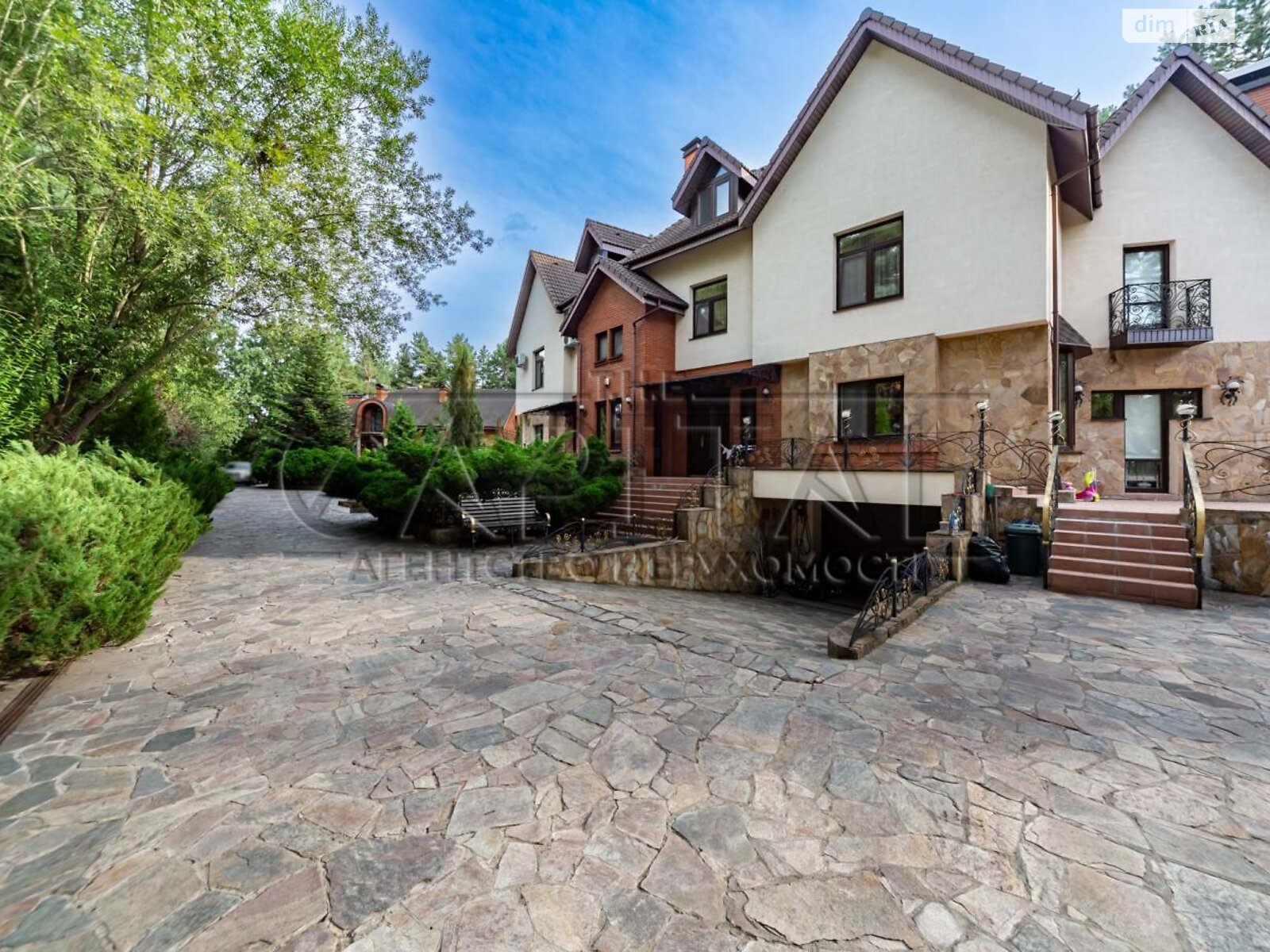 триповерховий будинок, 2300 кв. м, цегла. Продаж у Козині фото 1 триповерховий будинок, 2300 кв. м, цегла. Продаж у Козині фото 1