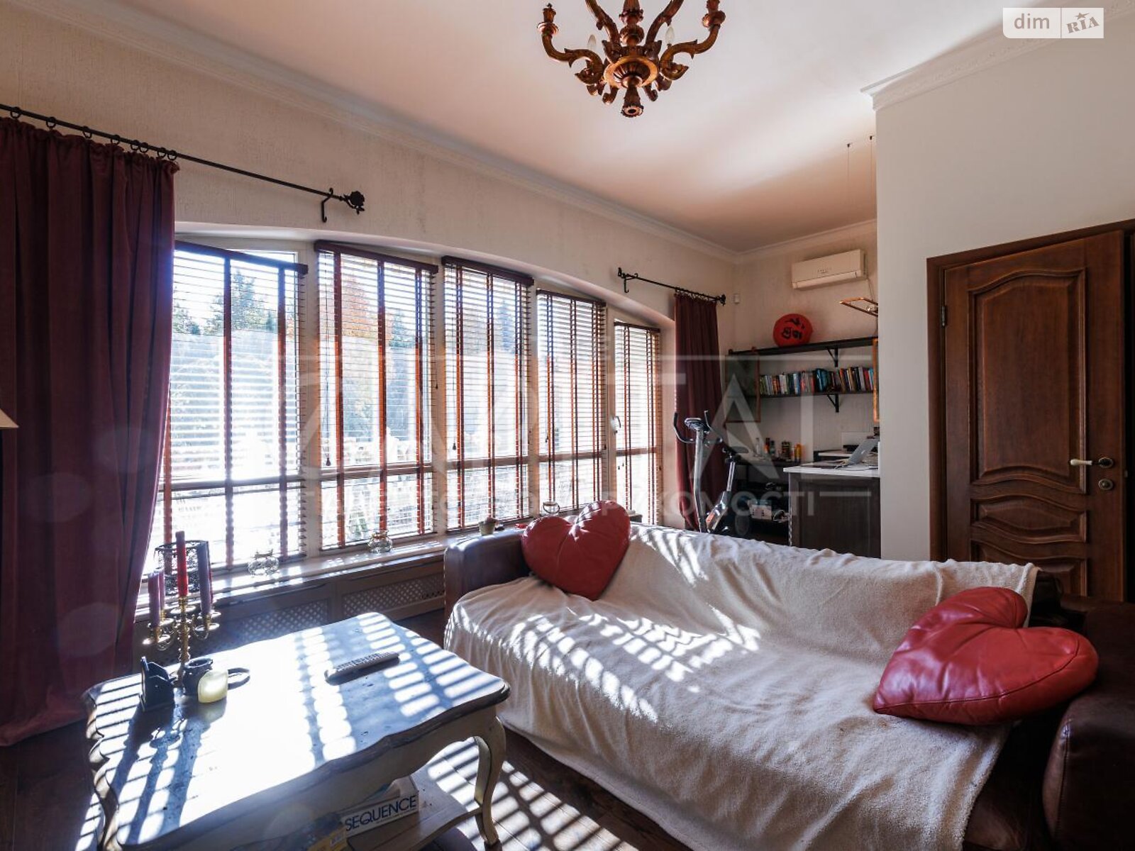 чотириповерховий будинок з балконом, 990 кв. м, цегла. Продаж у Козині фото 1 чотириповерховий будинок з балконом, 990 кв. м, цегла. Продаж у Козині фото 1
