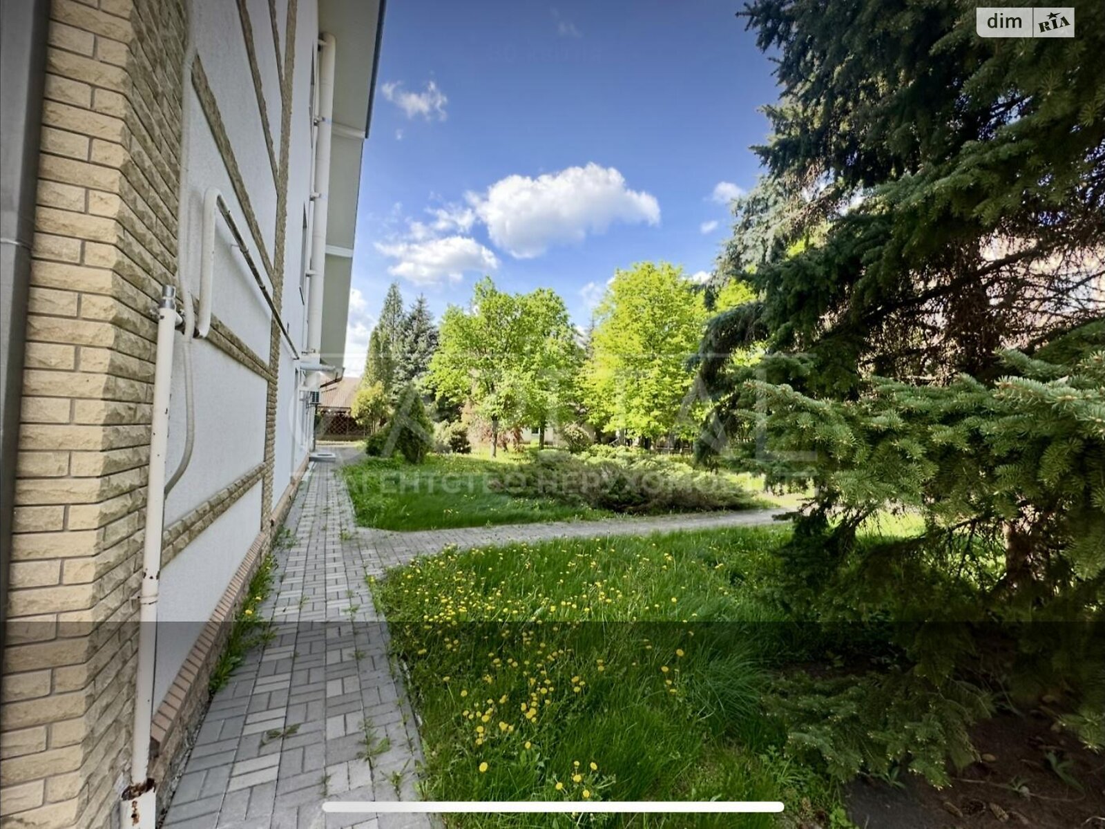 трехэтажный дом с балконом, 731 кв. м, кирпич. Продажа в Козине фото 1 трехэтажный дом с балконом, 731 кв. м, кирпич. Продажа в Козине фото 1
