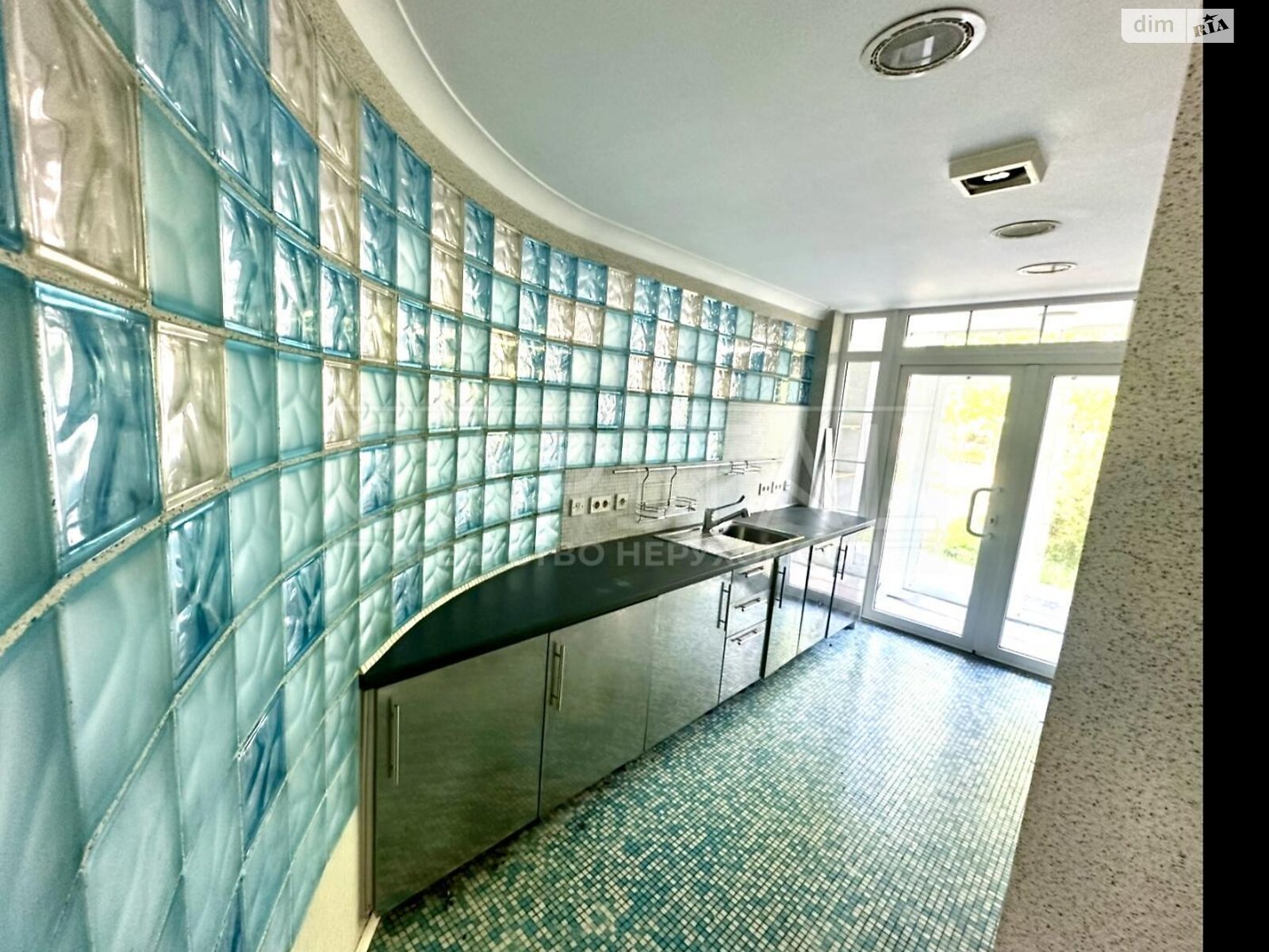 трехэтажный дом с балконом, 731 кв. м, кирпич. Продажа в Козине фото 1 трехэтажный дом с балконом, 731 кв. м, кирпич. Продажа в Козине фото 1