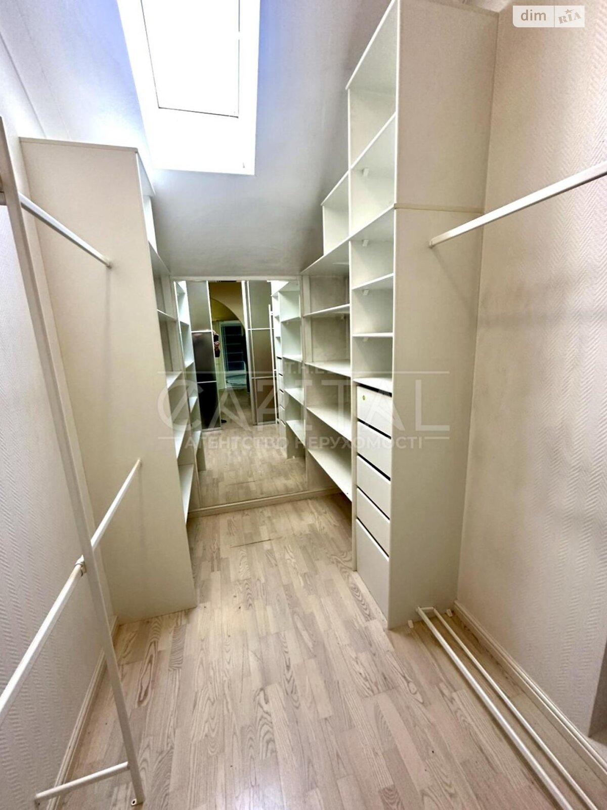 трехэтажный дом с балконом, 731 кв. м, кирпич. Продажа в Козине фото 1 трехэтажный дом с балконом, 731 кв. м, кирпич. Продажа в Козине фото 1