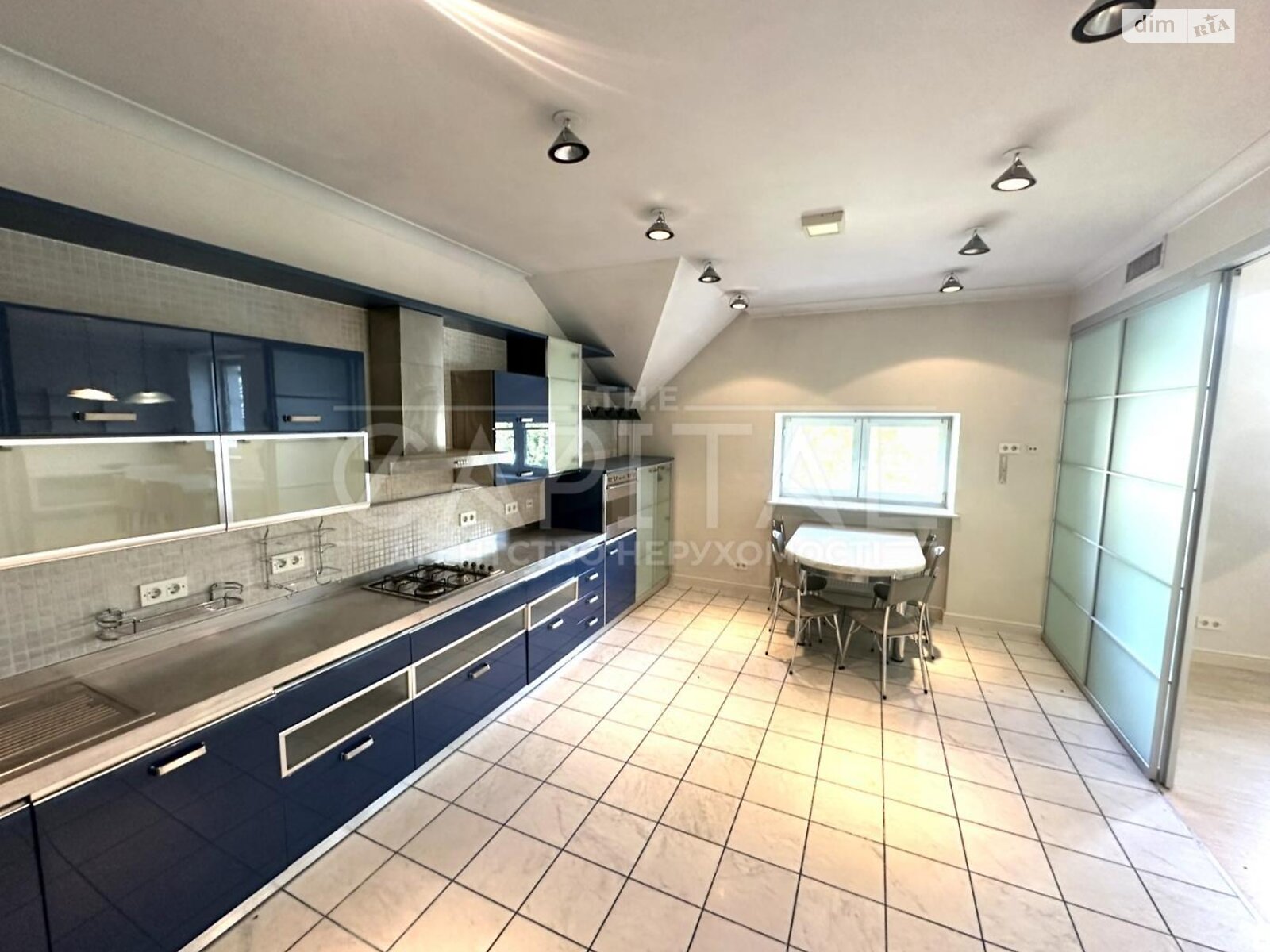 трехэтажный дом с балконом, 731 кв. м, кирпич. Продажа в Козине фото 1 трехэтажный дом с балконом, 731 кв. м, кирпич. Продажа в Козине фото 1