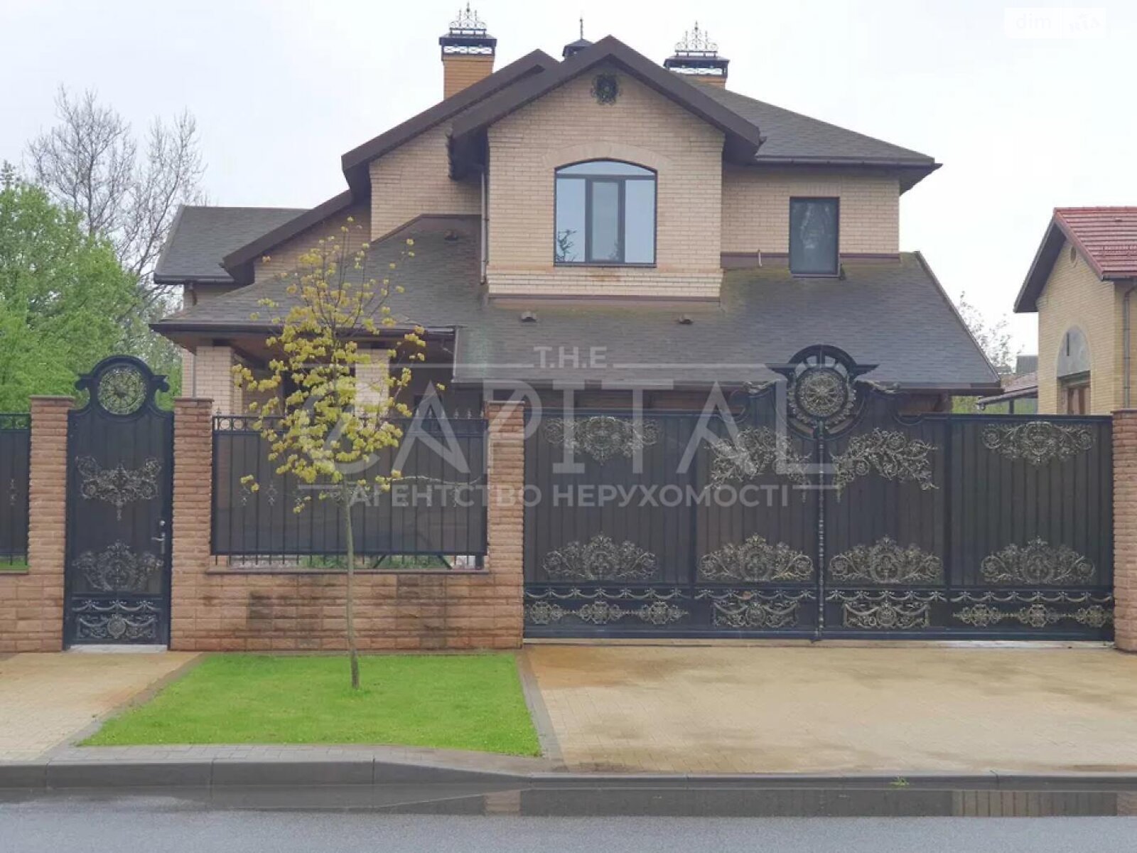 трехэтажный дом с гаражом, 395 кв. м, кирпич. Продажа в Козине фото 1 трехэтажный дом с гаражом, 395 кв. м, кирпич. Продажа в Козине фото 1