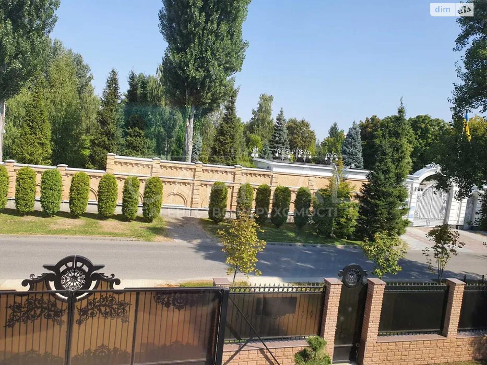 трехэтажный дом с гаражом, 395 кв. м, кирпич. Продажа в Козине фото 1 трехэтажный дом с гаражом, 395 кв. м, кирпич. Продажа в Козине фото 1