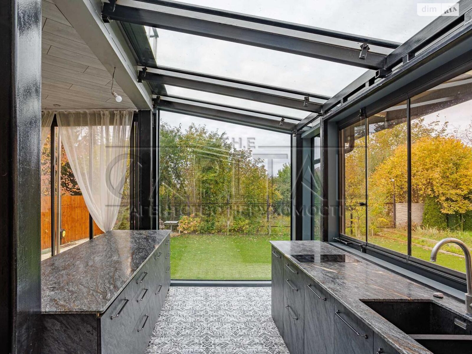 трехэтажный дом с гаражом, 395 кв. м, кирпич. Продажа в Козине фото 1 трехэтажный дом с гаражом, 395 кв. м, кирпич. Продажа в Козине фото 1