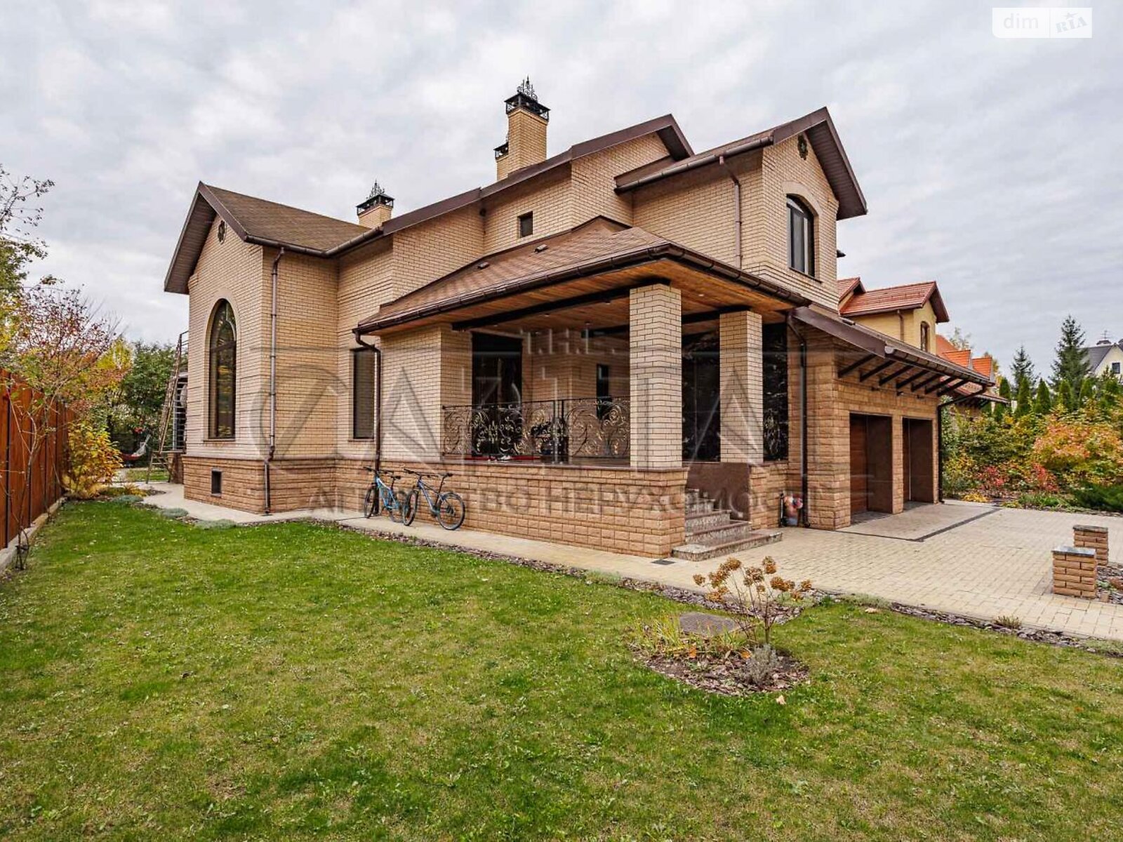 трехэтажный дом с гаражом, 395 кв. м, кирпич. Продажа в Козине фото 1 трехэтажный дом с гаражом, 395 кв. м, кирпич. Продажа в Козине фото 1