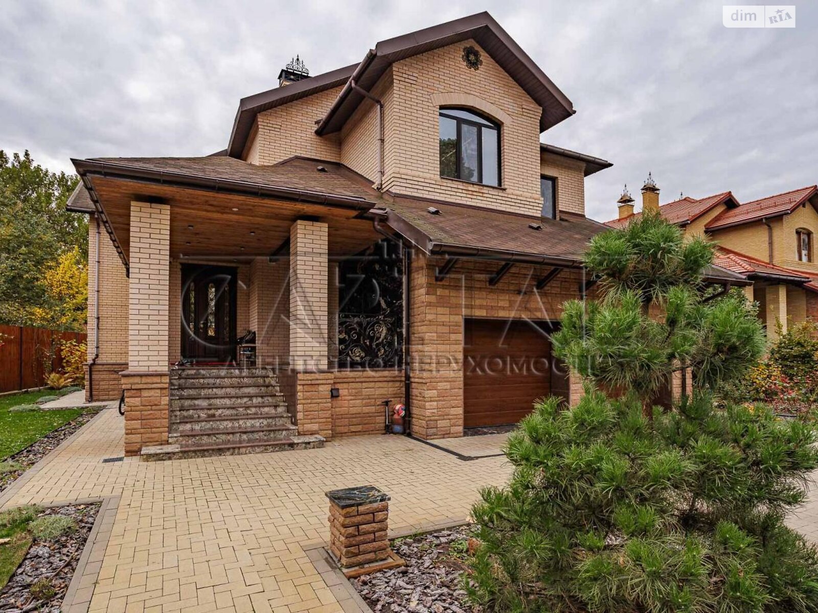 трехэтажный дом с гаражом, 395 кв. м, кирпич. Продажа в Козине фото 1 трехэтажный дом с гаражом, 395 кв. м, кирпич. Продажа в Козине фото 1