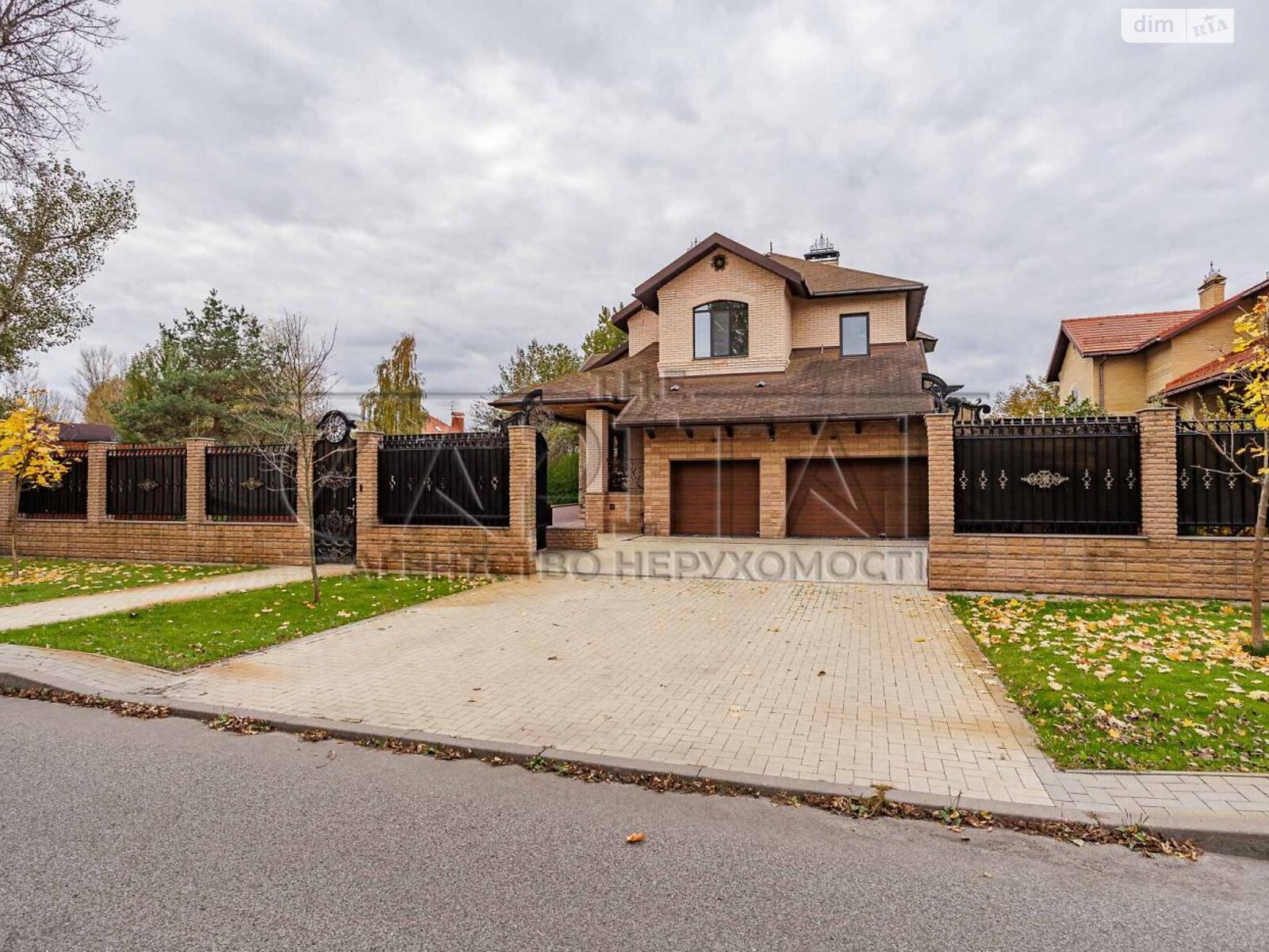 трехэтажный дом с гаражом, 395 кв. м, кирпич. Продажа в Козине фото 1 трехэтажный дом с гаражом, 395 кв. м, кирпич. Продажа в Козине фото 1