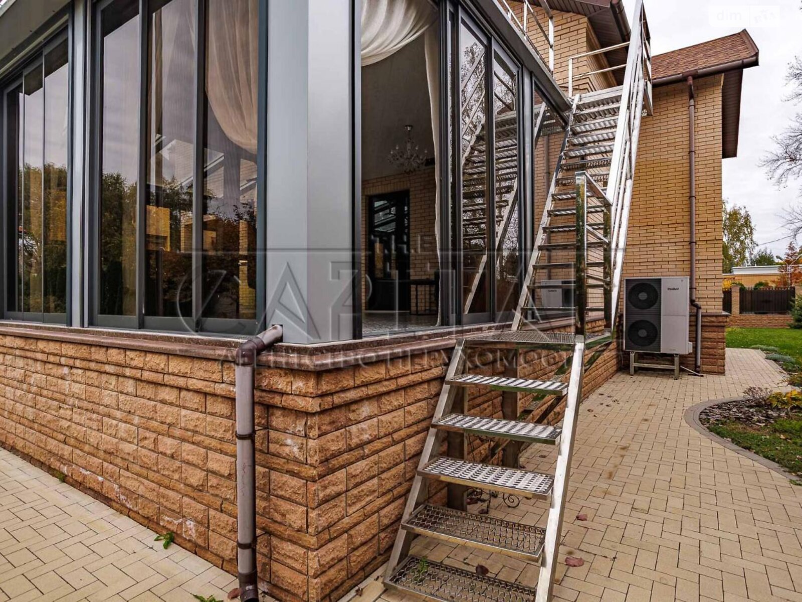 трехэтажный дом с гаражом, 395 кв. м, кирпич. Продажа в Козине фото 1 трехэтажный дом с гаражом, 395 кв. м, кирпич. Продажа в Козине фото 1