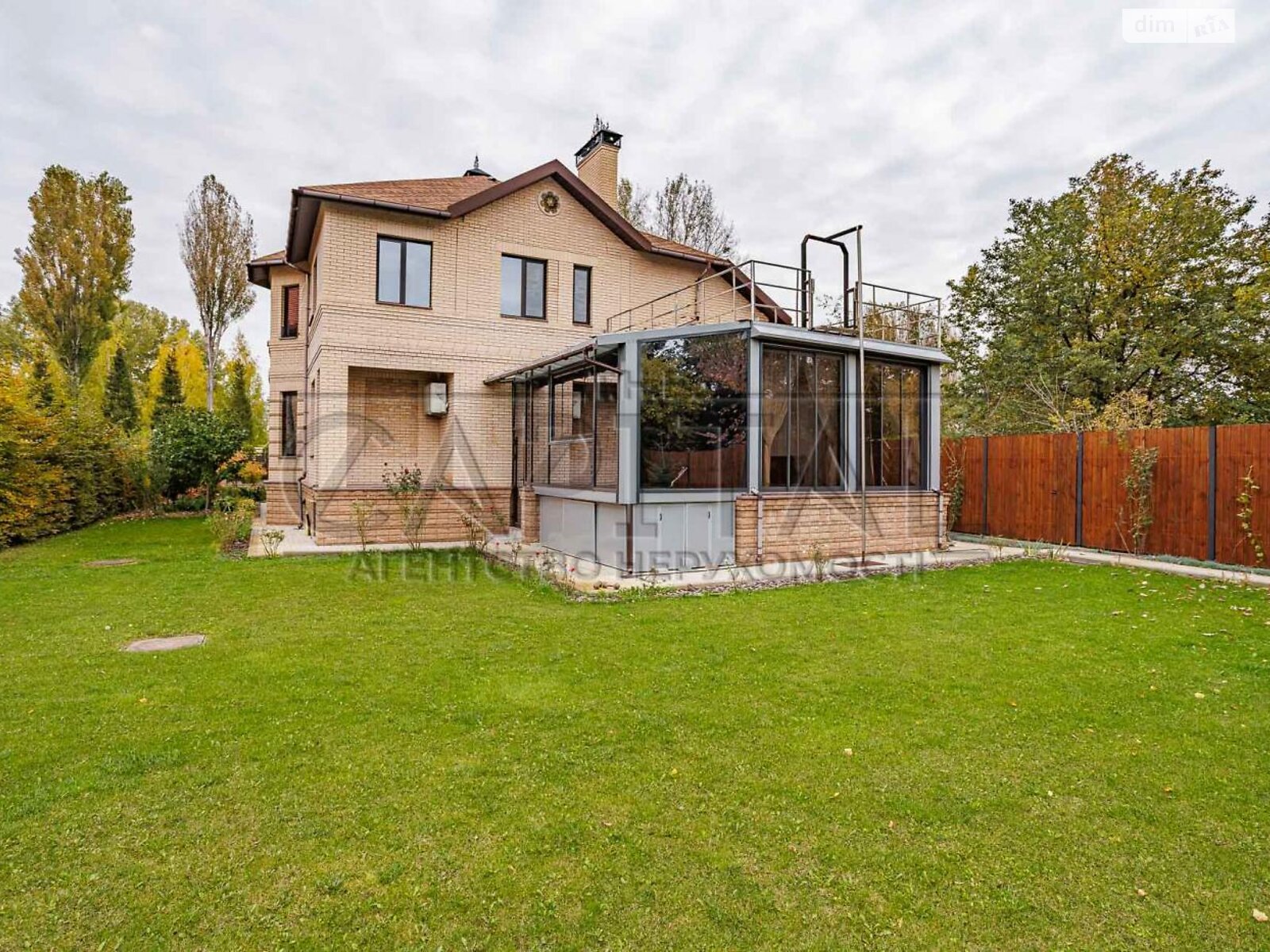 трехэтажный дом с гаражом, 395 кв. м, кирпич. Продажа в Козине фото 1 трехэтажный дом с гаражом, 395 кв. м, кирпич. Продажа в Козине фото 1