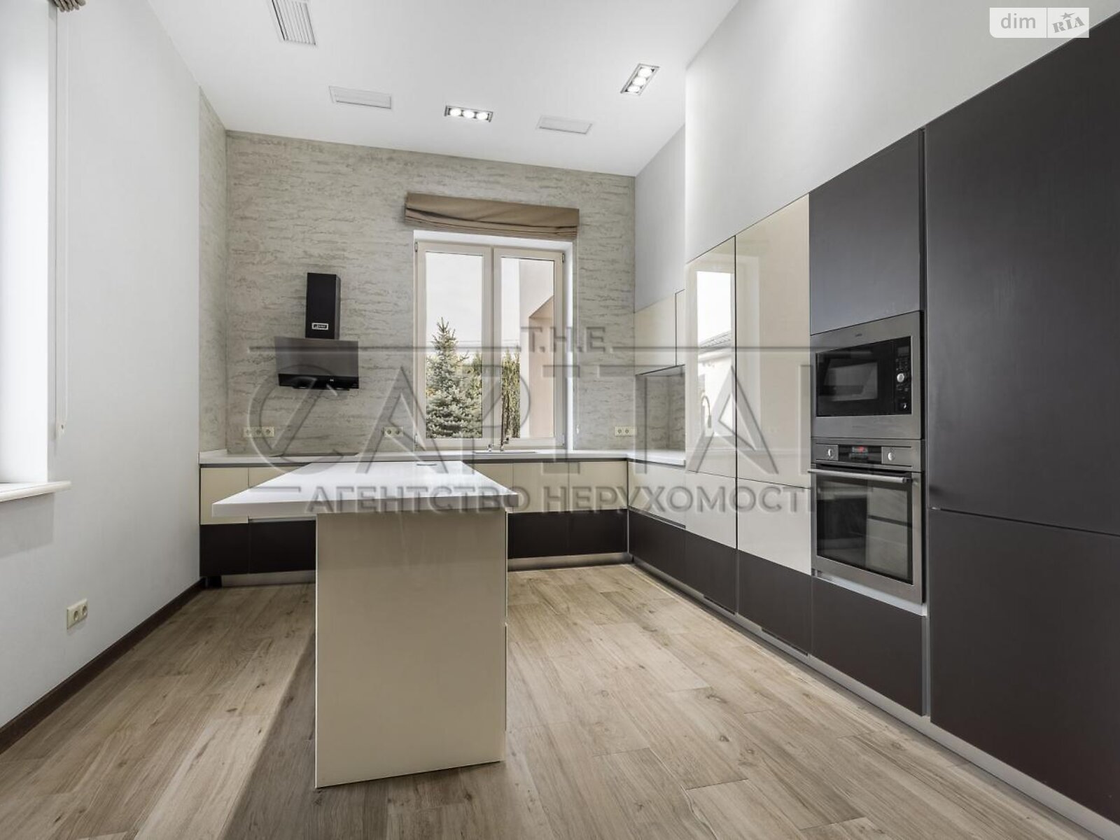 двухэтажный дом с гаражом, 500 кв. м, кирпич. Продажа в Козине фото 1