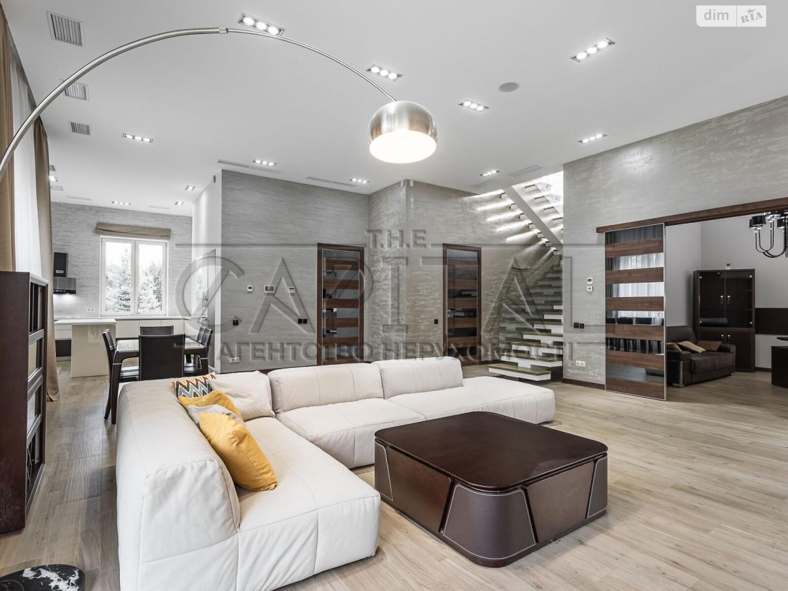 двухэтажный дом с гаражом, 500 кв. м, кирпич. Продажа в Козине фото 1