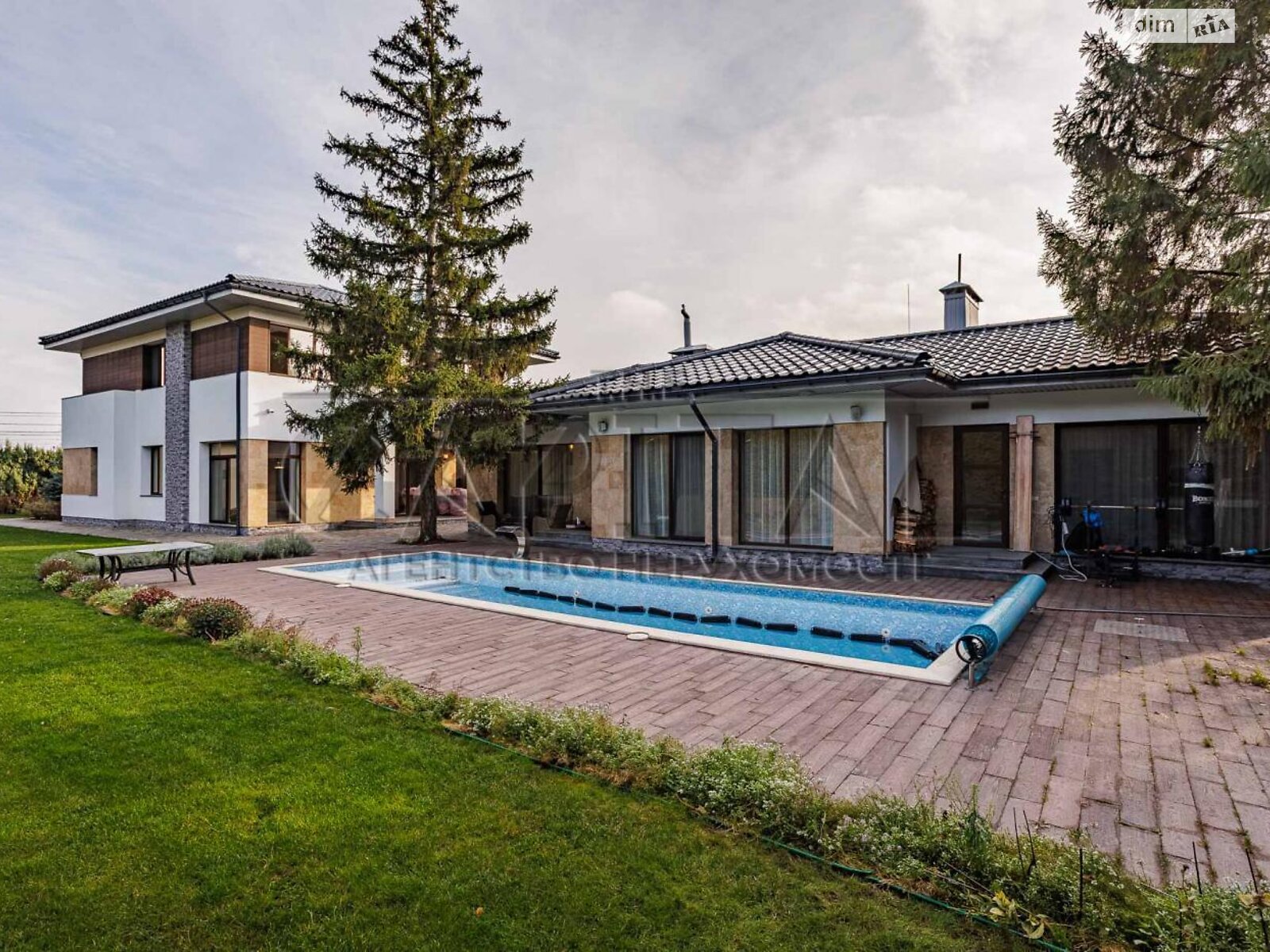 двухэтажный дом с гаражом, 500 кв. м, кирпич. Продажа в Козине фото 1