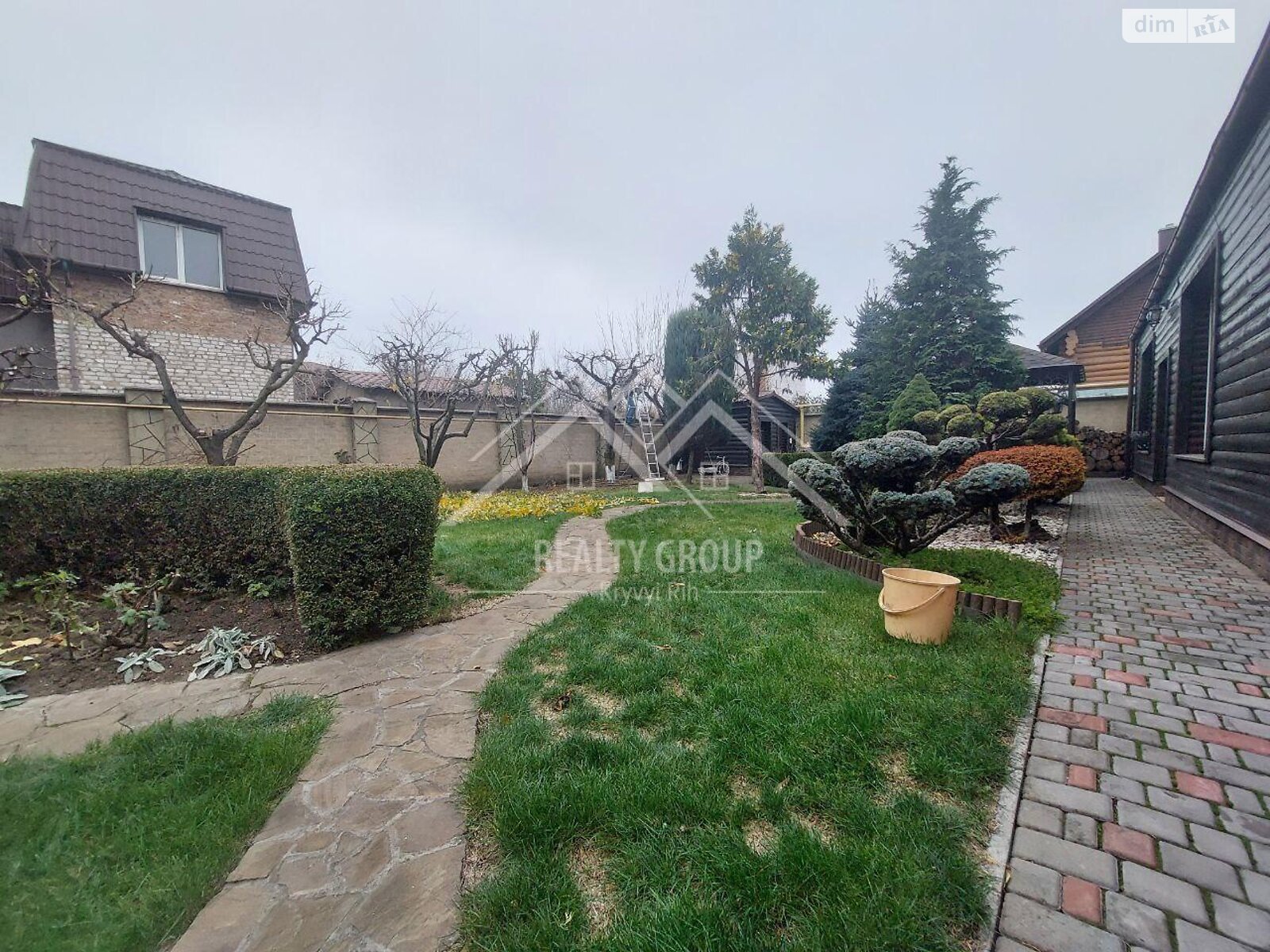трехэтажный дом с гаражом, 208.3 кв. м, кирпич. Продажа в Кривом Роге район Центрально-Городской фото 1 трехэтажный дом с гаражом, 208.3 кв. м, кирпич. Продажа в Кривом Роге район Центрально-Городской фото 1