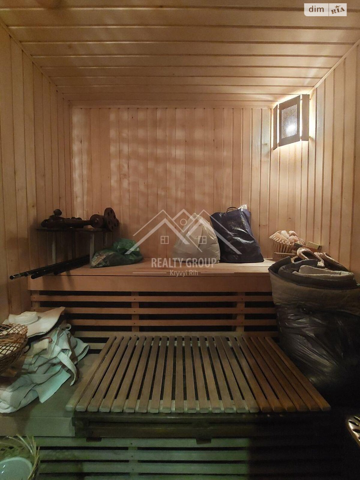 трехэтажный дом с гаражом, 208.3 кв. м, кирпич. Продажа в Кривом Роге район Центрально-Городской фото 1 трехэтажный дом с гаражом, 208.3 кв. м, кирпич. Продажа в Кривом Роге район Центрально-Городской фото 1