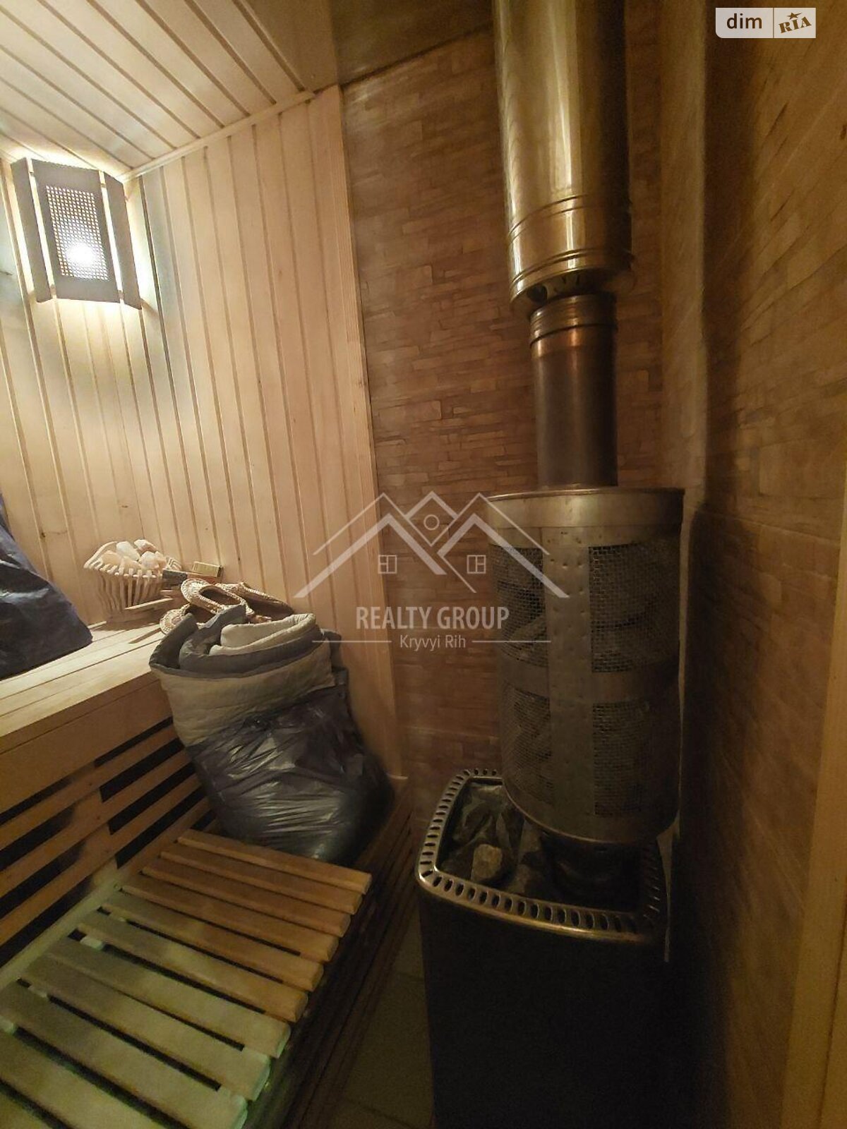 трехэтажный дом с гаражом, 208.3 кв. м, кирпич. Продажа в Кривом Роге район Центрально-Городской фото 1 трехэтажный дом с гаражом, 208.3 кв. м, кирпич. Продажа в Кривом Роге район Центрально-Городской фото 1
