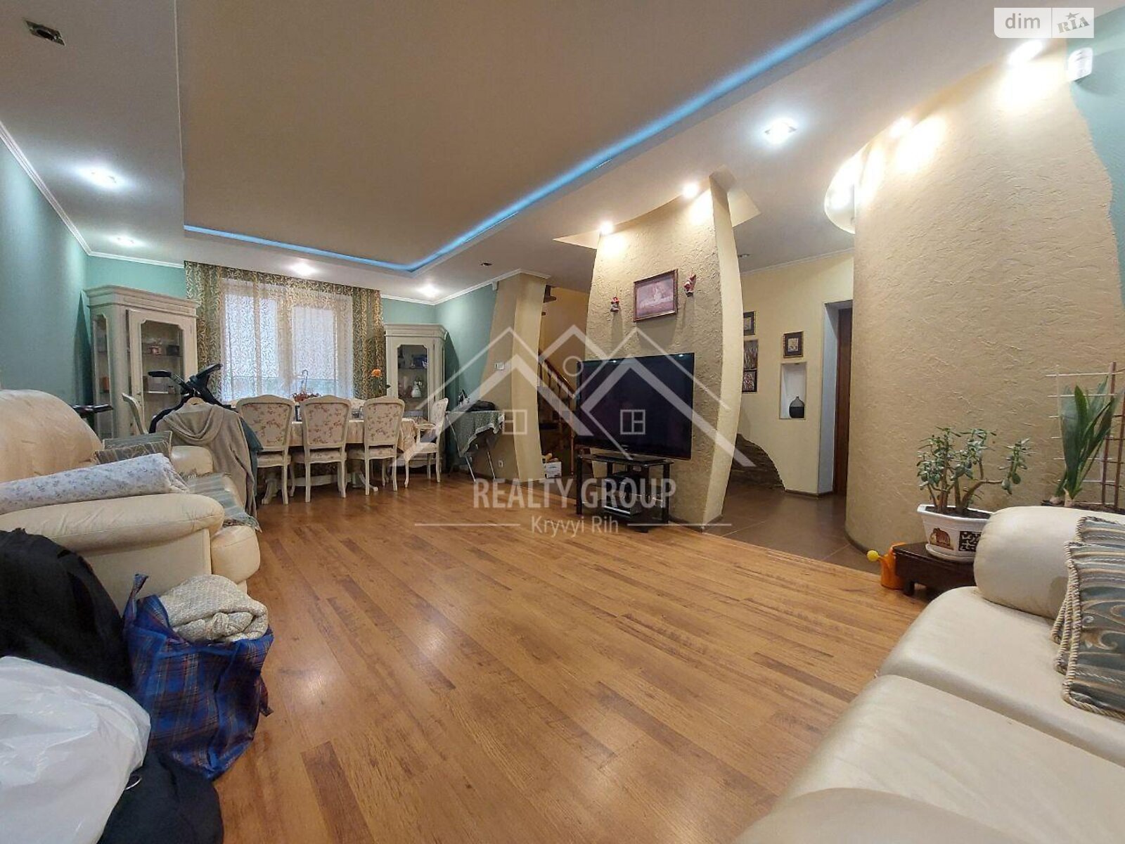 трехэтажный дом с гаражом, 208.3 кв. м, кирпич. Продажа в Кривом Роге район Центрально-Городской фото 1 трехэтажный дом с гаражом, 208.3 кв. м, кирпич. Продажа в Кривом Роге район Центрально-Городской фото 1