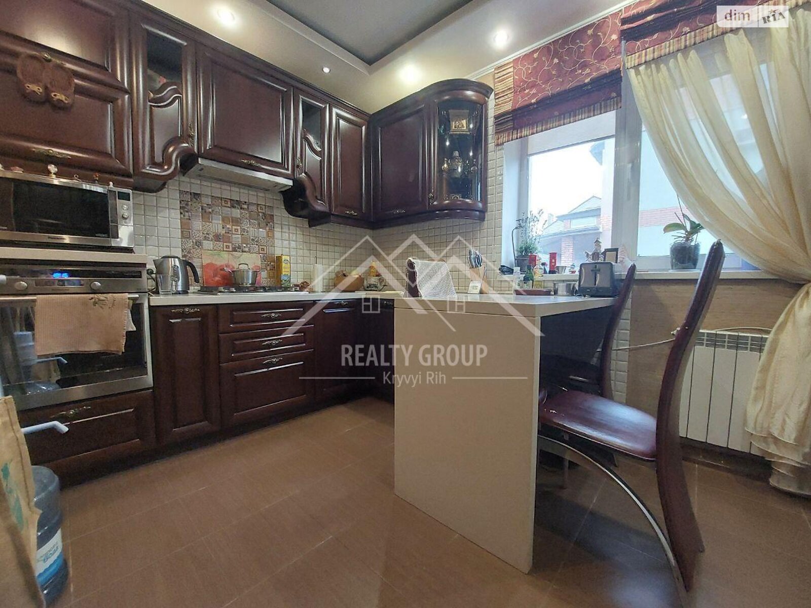 трехэтажный дом с гаражом, 208.3 кв. м, кирпич. Продажа в Кривом Роге район Центрально-Городской фото 1 трехэтажный дом с гаражом, 208.3 кв. м, кирпич. Продажа в Кривом Роге район Центрально-Городской фото 1