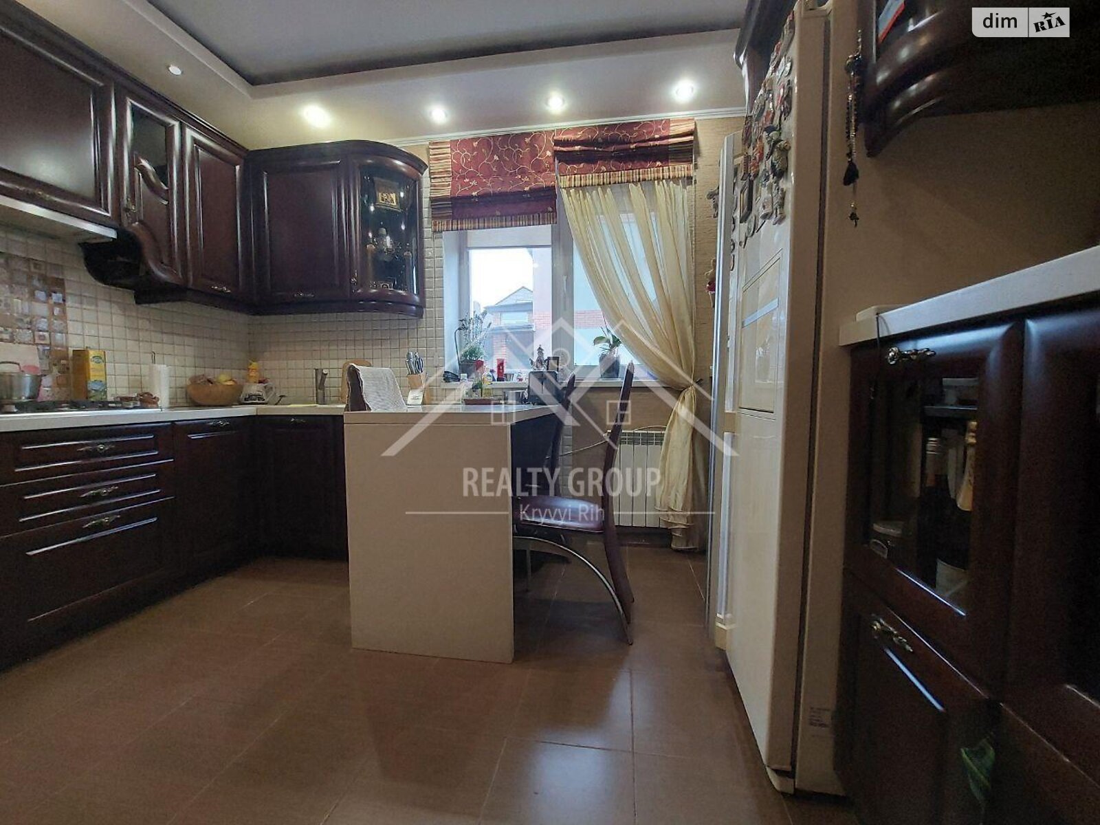 трехэтажный дом с гаражом, 208.3 кв. м, кирпич. Продажа в Кривом Роге район Центрально-Городской фото 1 трехэтажный дом с гаражом, 208.3 кв. м, кирпич. Продажа в Кривом Роге район Центрально-Городской фото 1