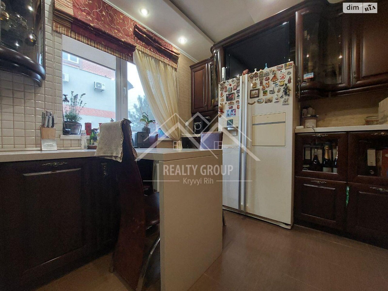 трехэтажный дом с гаражом, 208.3 кв. м, кирпич. Продажа в Кривом Роге район Центрально-Городской фото 1 трехэтажный дом с гаражом, 208.3 кв. м, кирпич. Продажа в Кривом Роге район Центрально-Городской фото 1