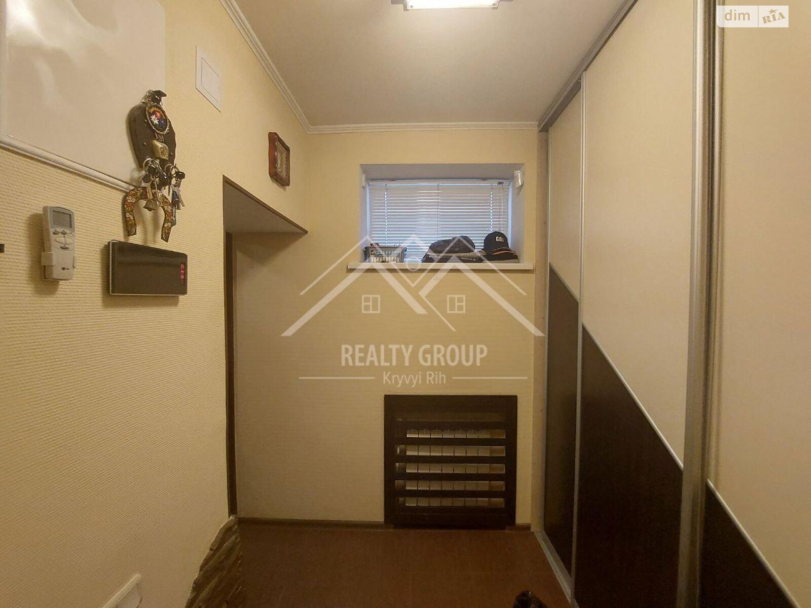 трехэтажный дом с гаражом, 208.3 кв. м, кирпич. Продажа в Кривом Роге район Центрально-Городской фото 1 трехэтажный дом с гаражом, 208.3 кв. м, кирпич. Продажа в Кривом Роге район Центрально-Городской фото 1
