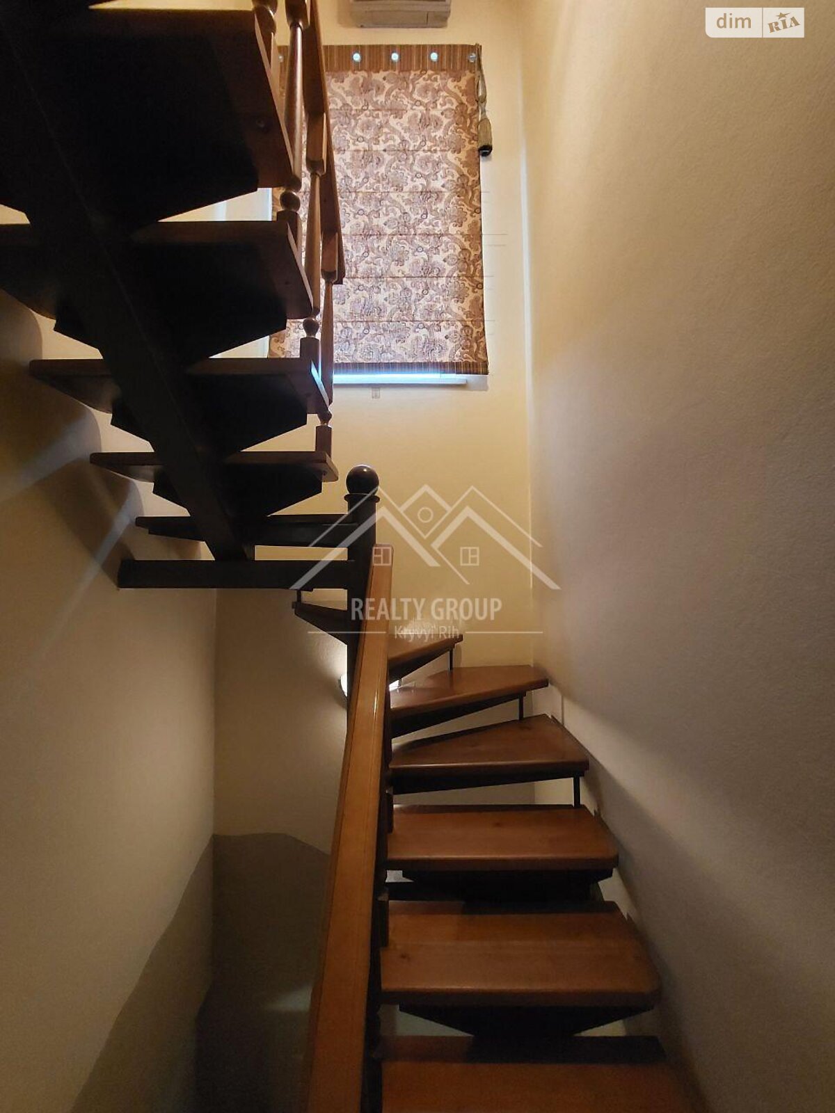 трехэтажный дом с гаражом, 208.3 кв. м, кирпич. Продажа в Кривом Роге район Центрально-Городской фото 1 трехэтажный дом с гаражом, 208.3 кв. м, кирпич. Продажа в Кривом Роге район Центрально-Городской фото 1