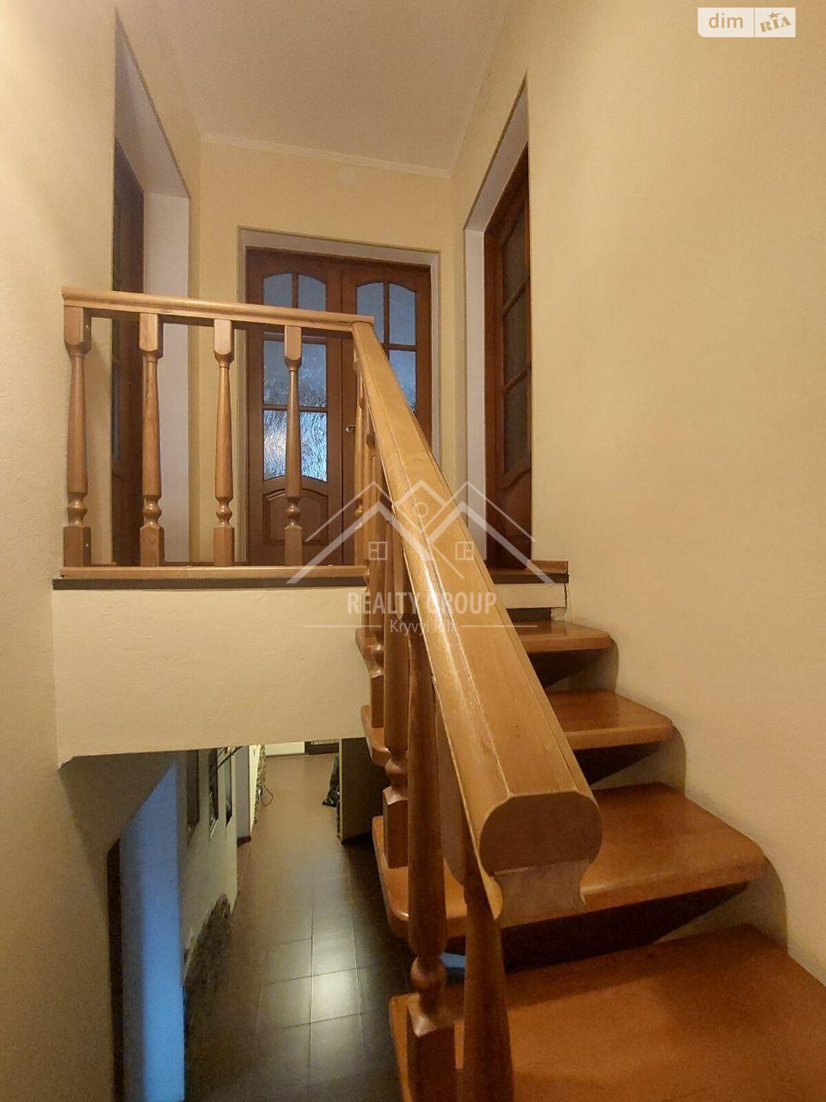 трехэтажный дом с гаражом, 208.3 кв. м, кирпич. Продажа в Кривом Роге район Центрально-Городской фото 1 трехэтажный дом с гаражом, 208.3 кв. м, кирпич. Продажа в Кривом Роге район Центрально-Городской фото 1